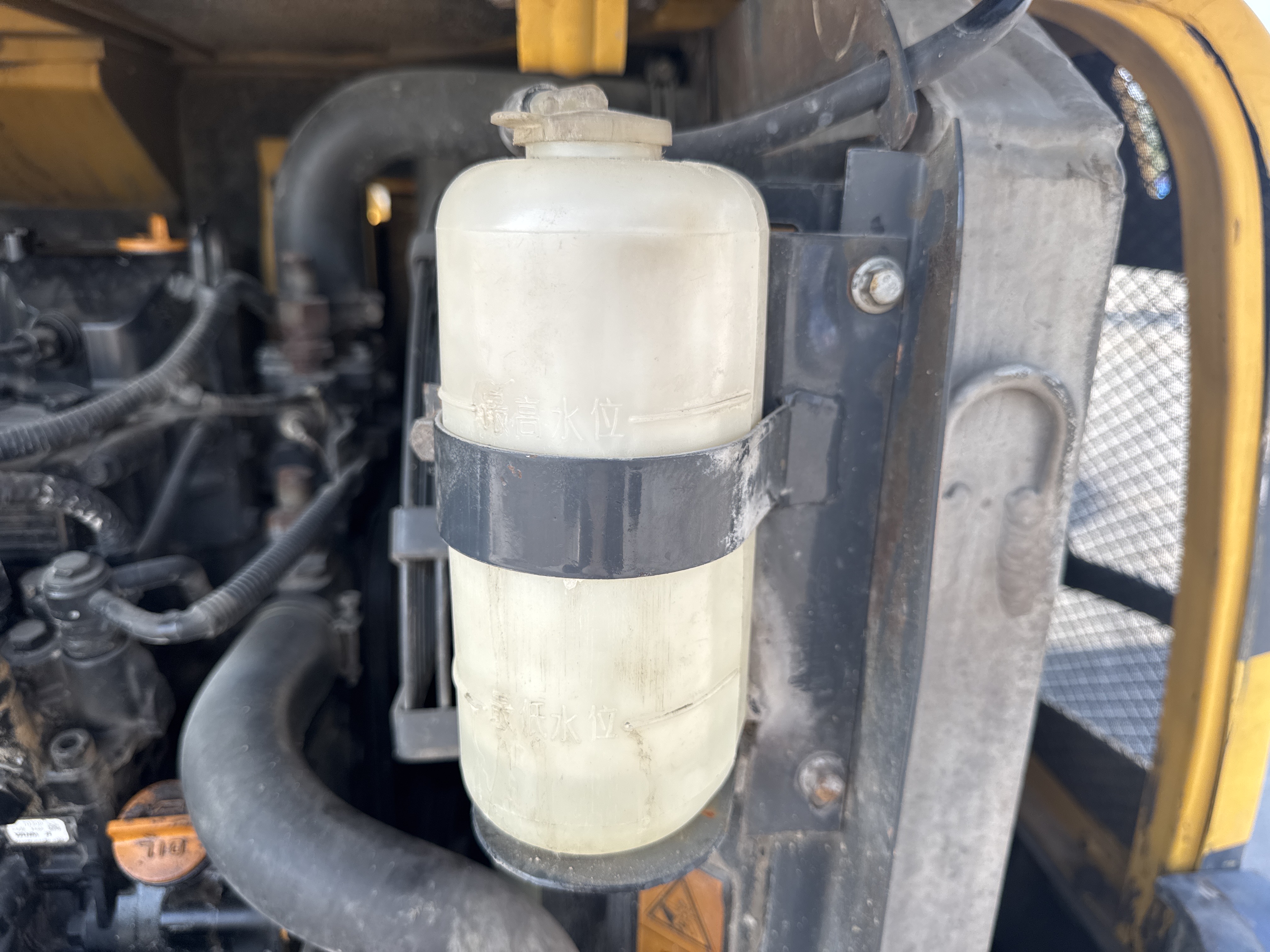 MNX-006-Yuchai-YC55-8-Mini-excavators-inspection-Engine-Radiator,-oil-cooler-and-air-cooler-2