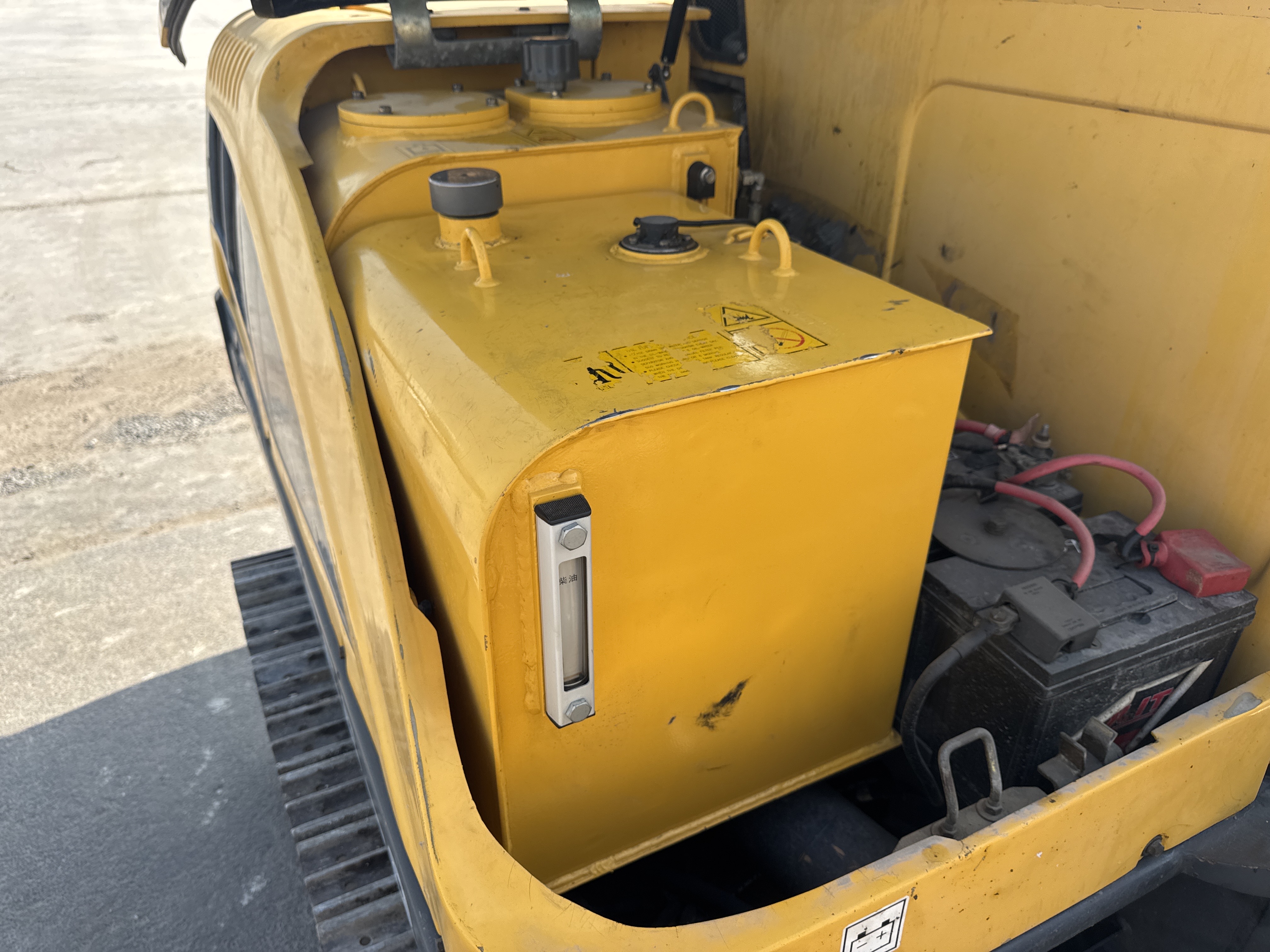 MNX-006-Yuchai-YC55-8-Mini-excavators-inspection-Engine-Fuel-tank-2