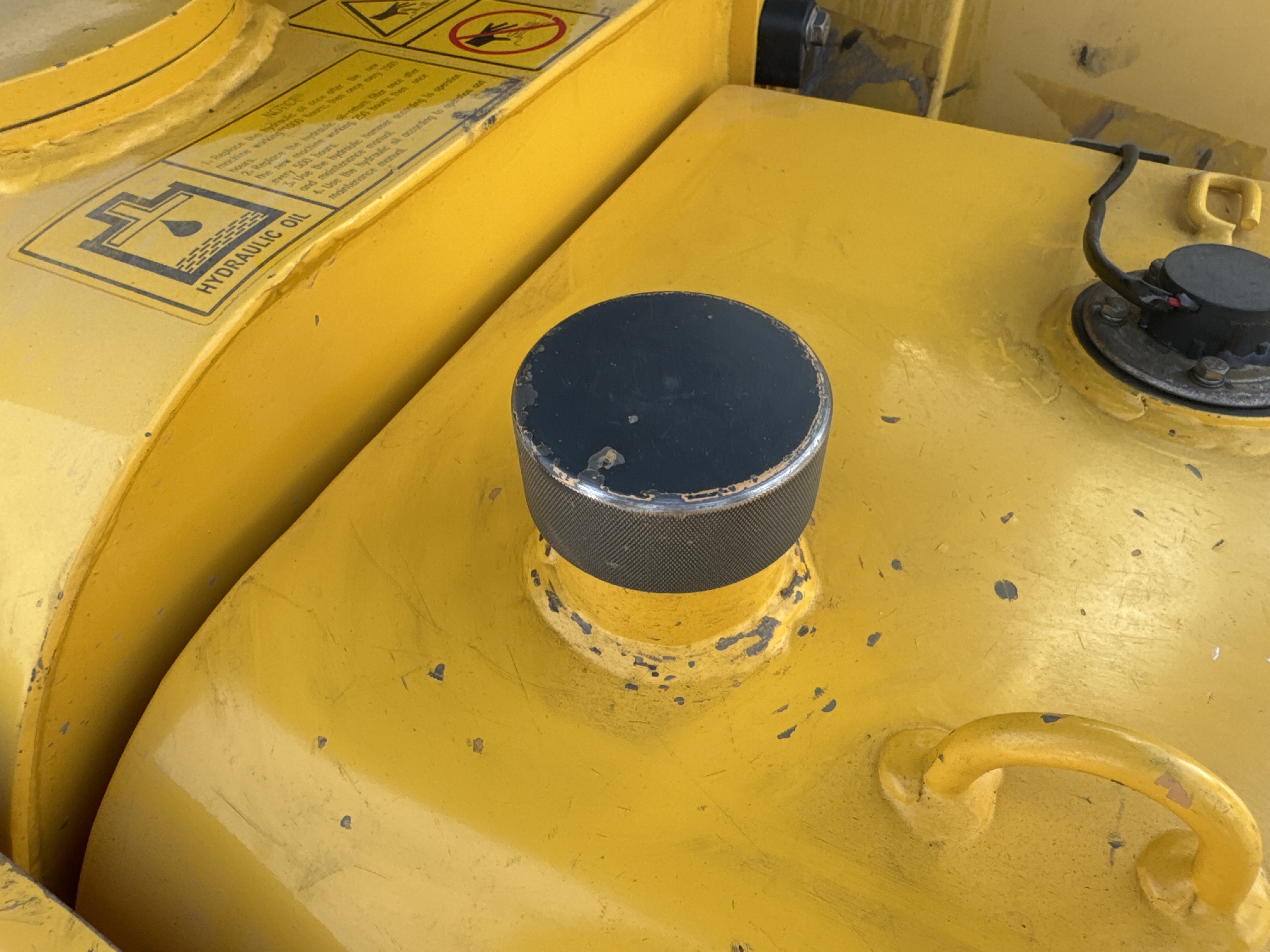 MNX-006-Yuchai-YC55-8-Mini-excavators-inspection-Engine-Fuel-tank-2
