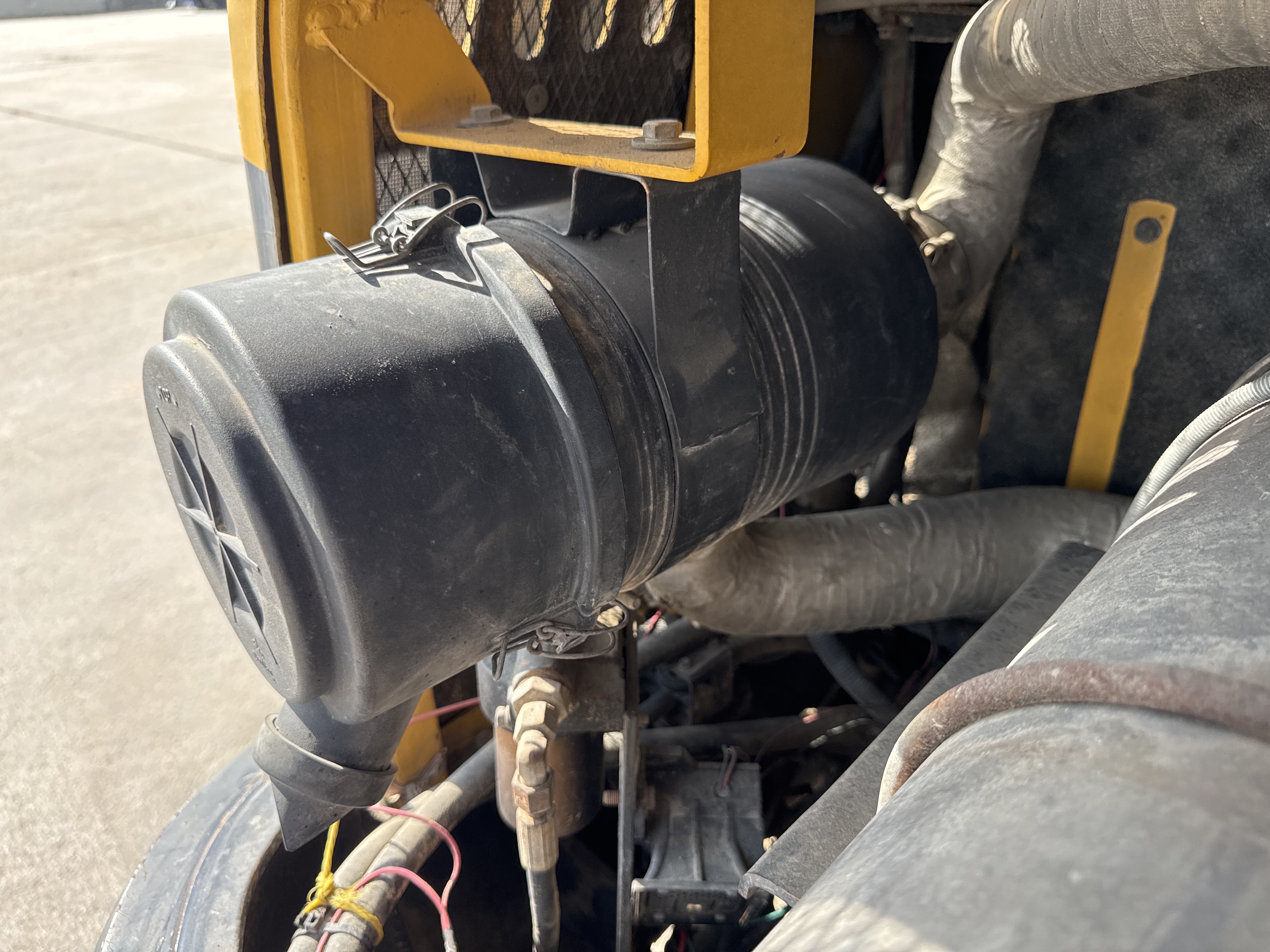 MNX-006-Yuchai-YC55-8-Mini-excavators-inspection-Engine-Air-intake-system-2