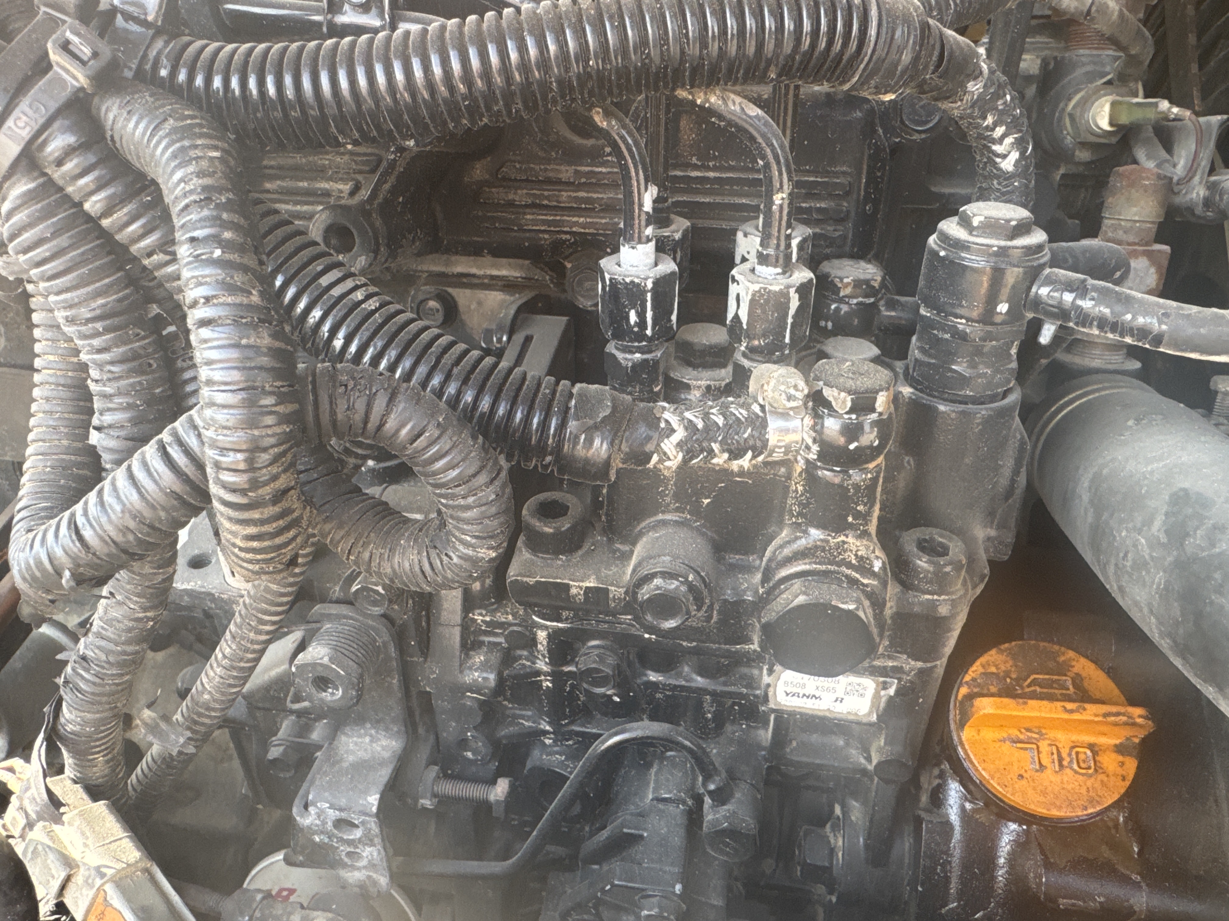 MNX-006-Yuchai-YC55-8-Mini-excavators-inspection-Engine-Fuel-leaks-2