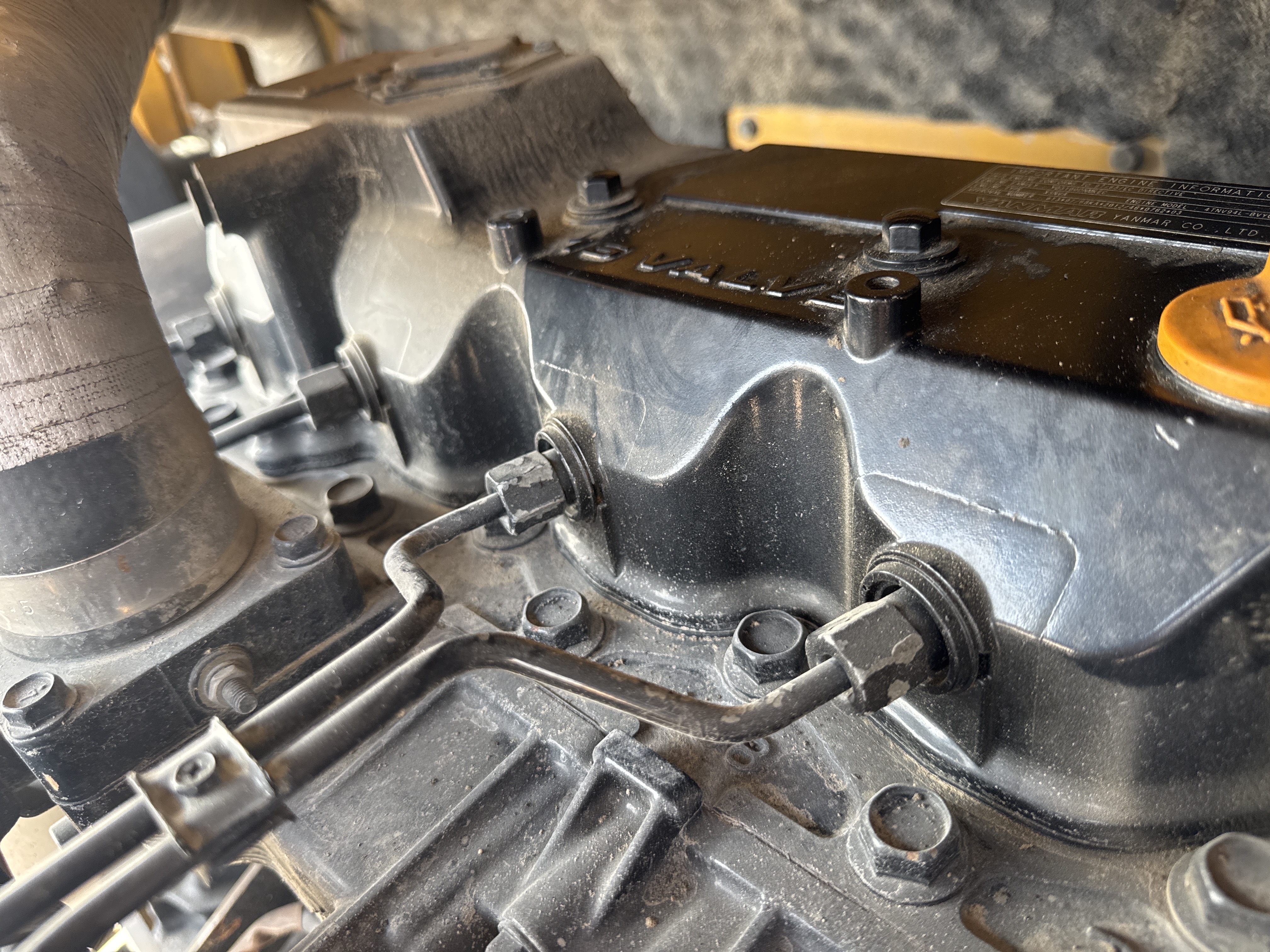 MNX-006-Yuchai-YC55-8-Mini-excavators-inspection-Engine-Fuel-leaks-2