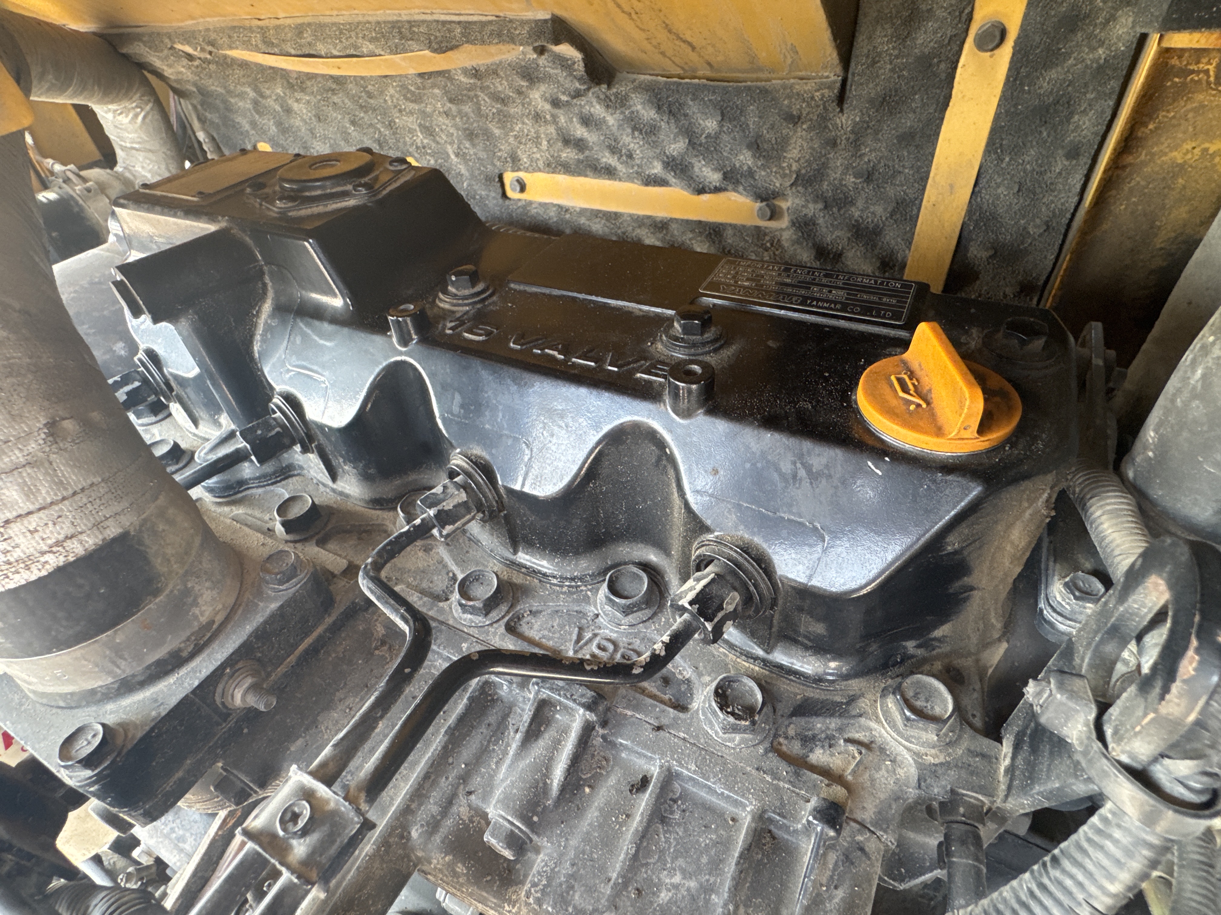 MNX-006-Yuchai-YC55-8-Mini-excavators-inspection-Engine-Engine-oil-leaks-2