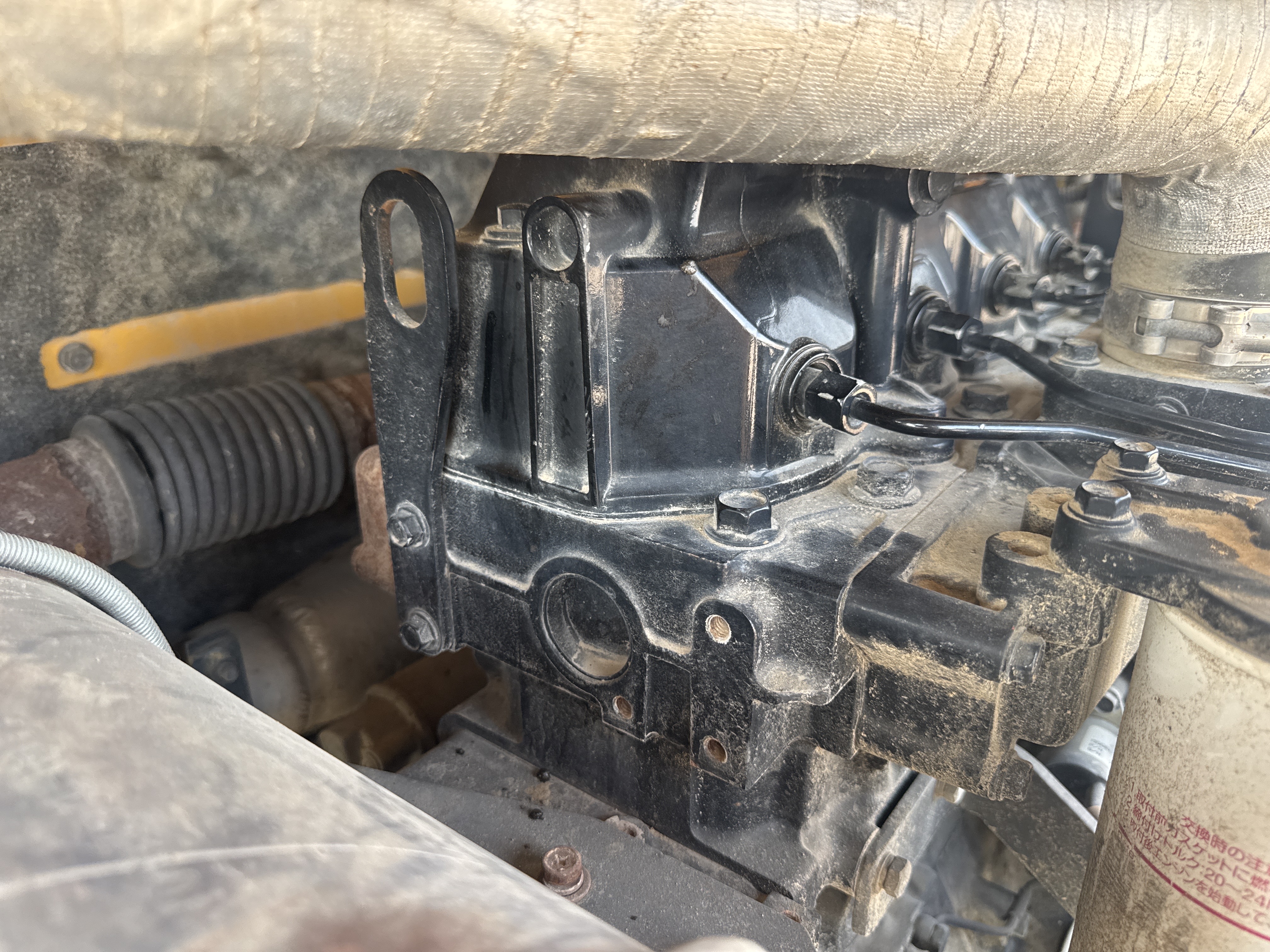 MNX-006-Yuchai-YC55-8-Mini-excavators-inspection-Engine-Engine-oil-leaks-4