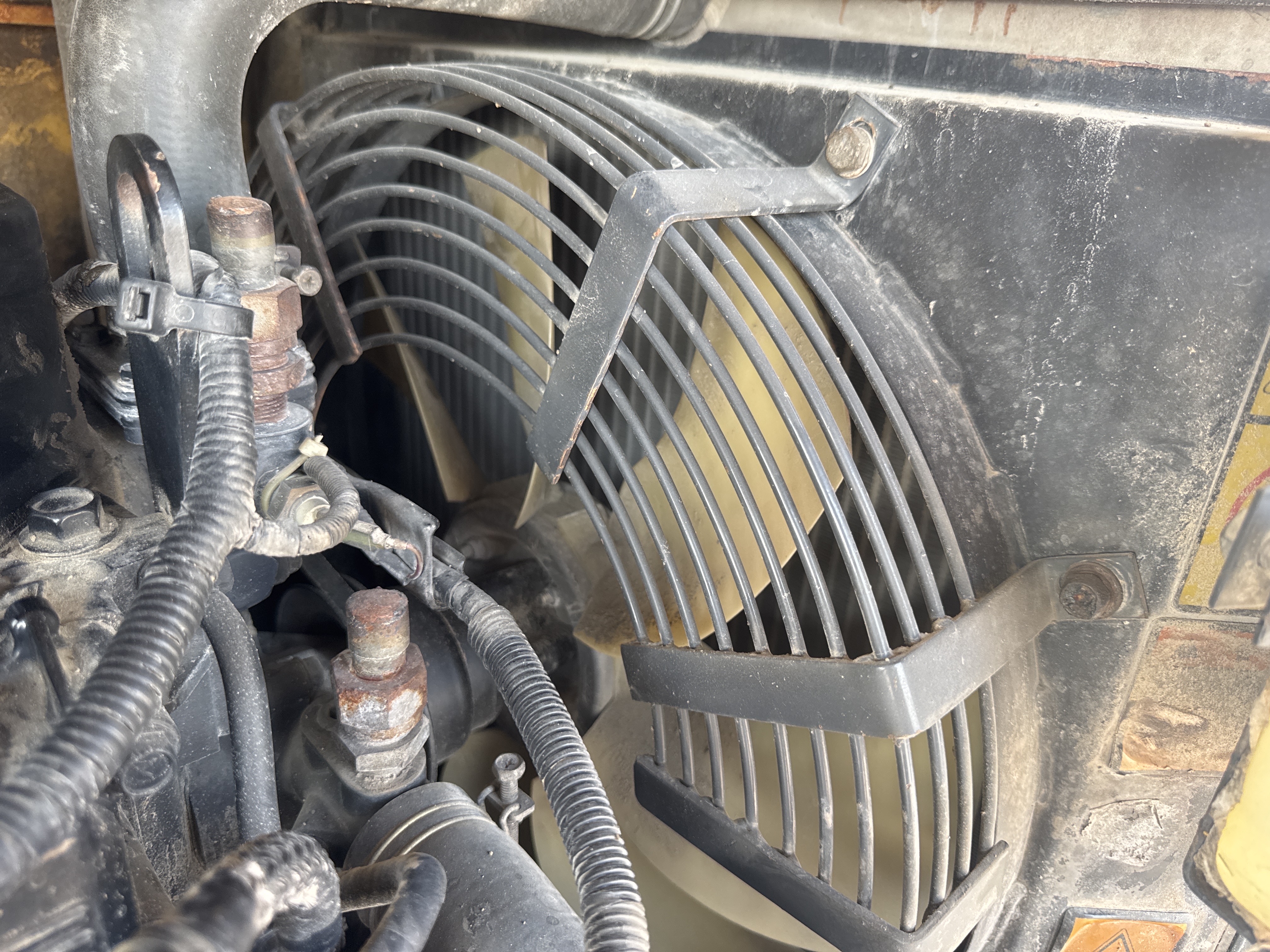 MNX-006-Yuchai-YC55-8-Mini-excavators-inspection-Engine-Cooling-fan-and-fan-guard-2