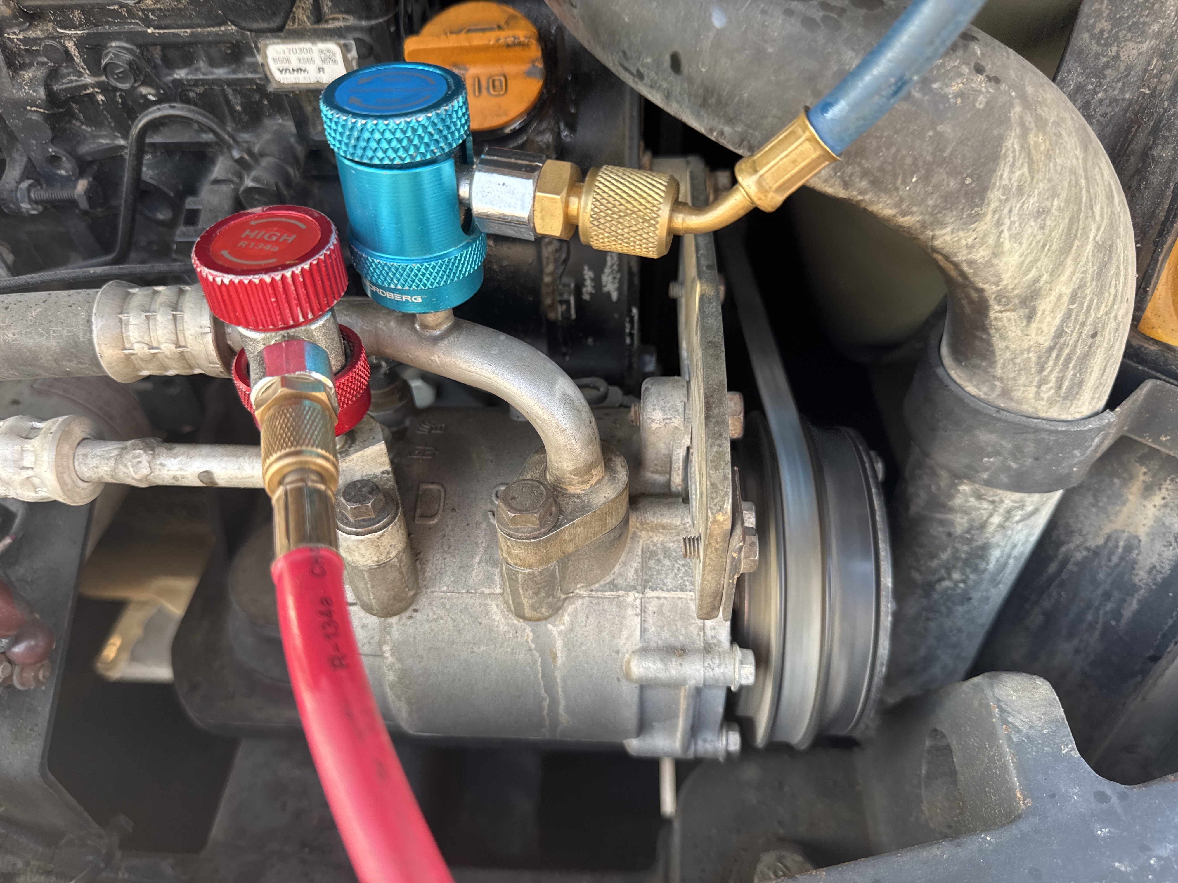 MNX-006-Yuchai-YC55-8-Mini-excavators-inspection-Air-conditioning-A/C-compressor-2