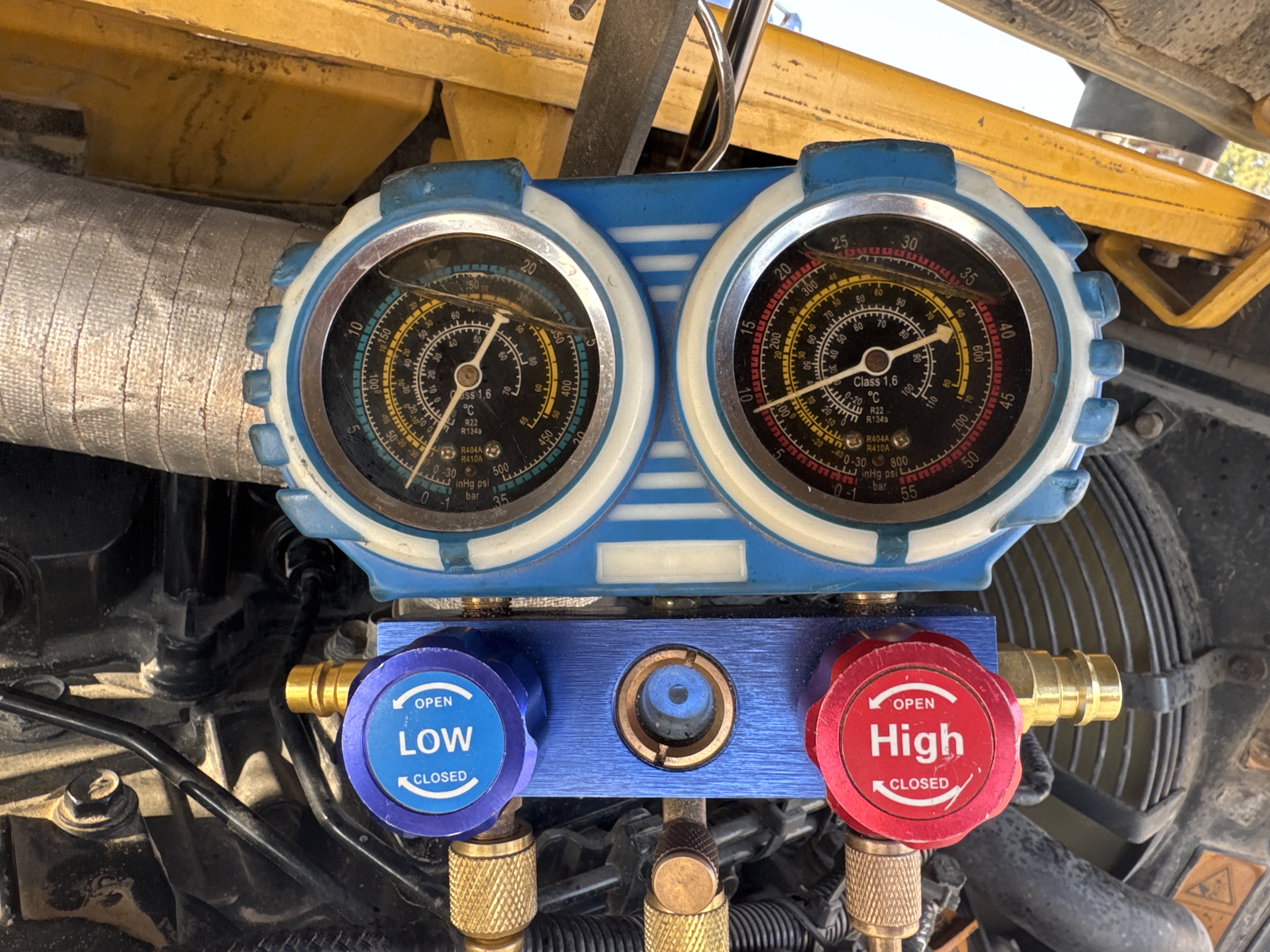 MNX-006-Yuchai-YC55-8-Mini-excavators-inspection-Air-conditioning-A/C-compressor-2