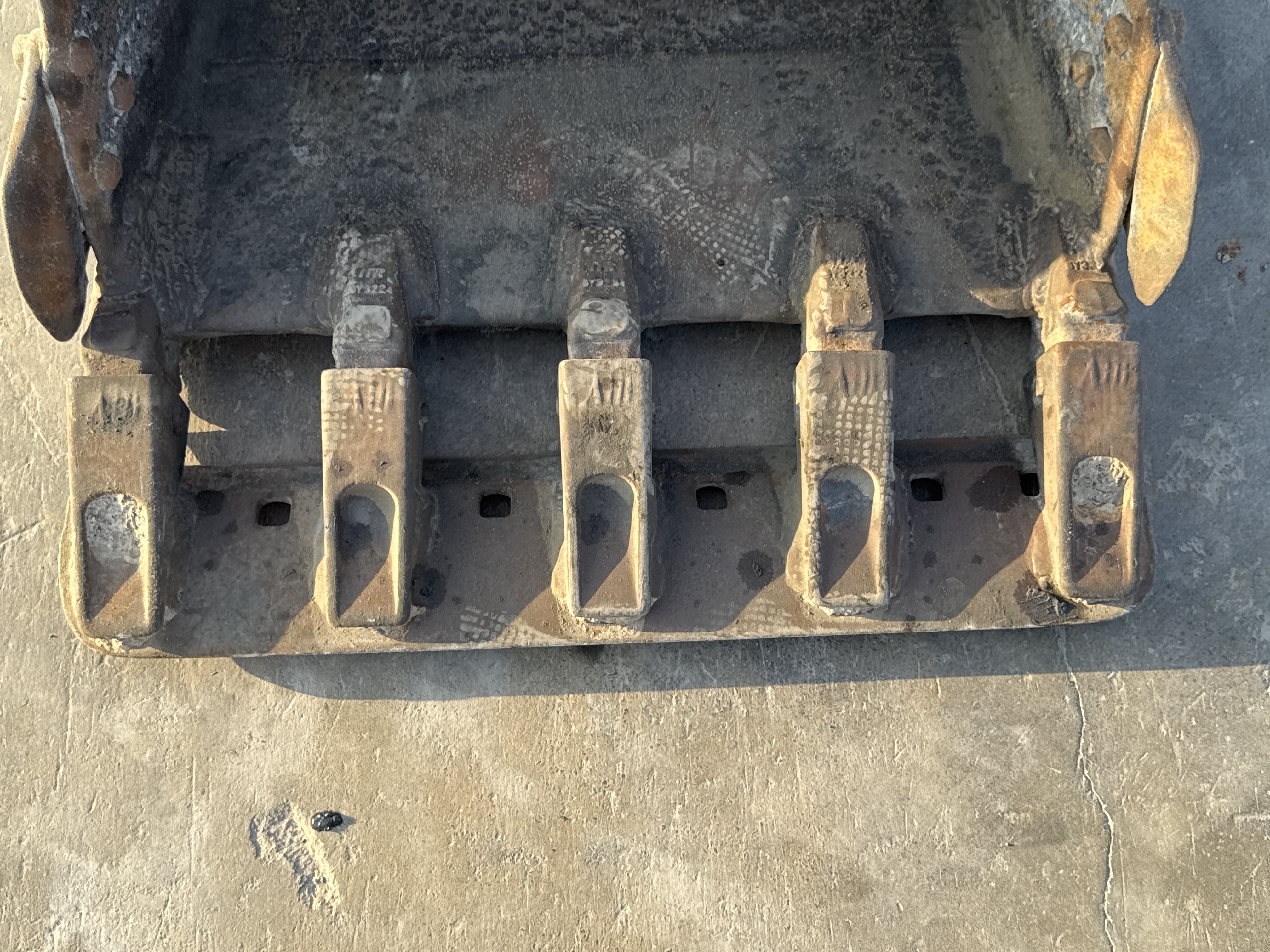 MNX-006-Yuchai-YC55-8-Mini-excavators-inspection-Attachment-Excavator-bucket-teeth-condition-2
