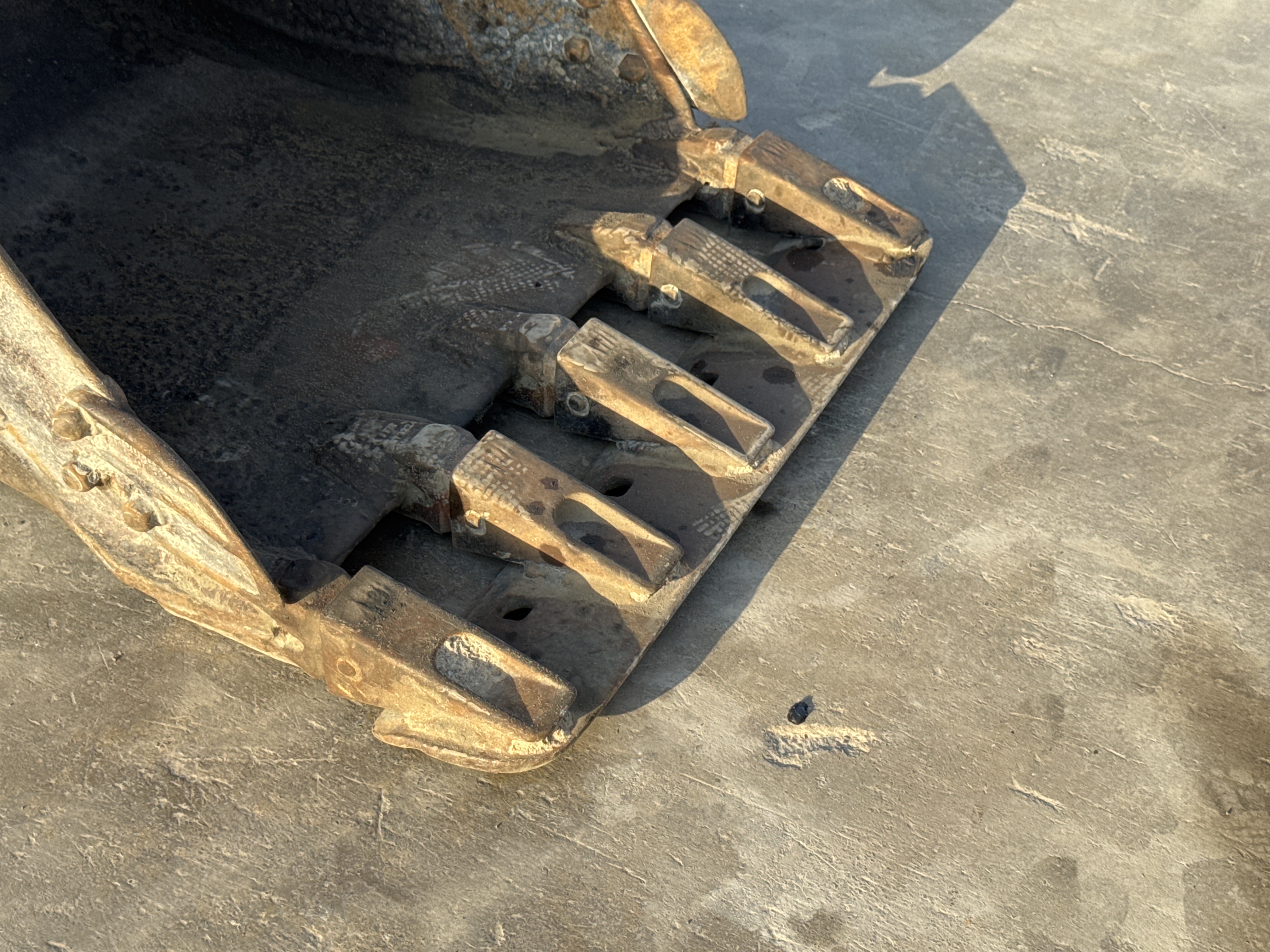 MNX-006-Yuchai-YC55-8-Mini-excavators-inspection-Attachment-Excavator-bucket-teeth-condition-2