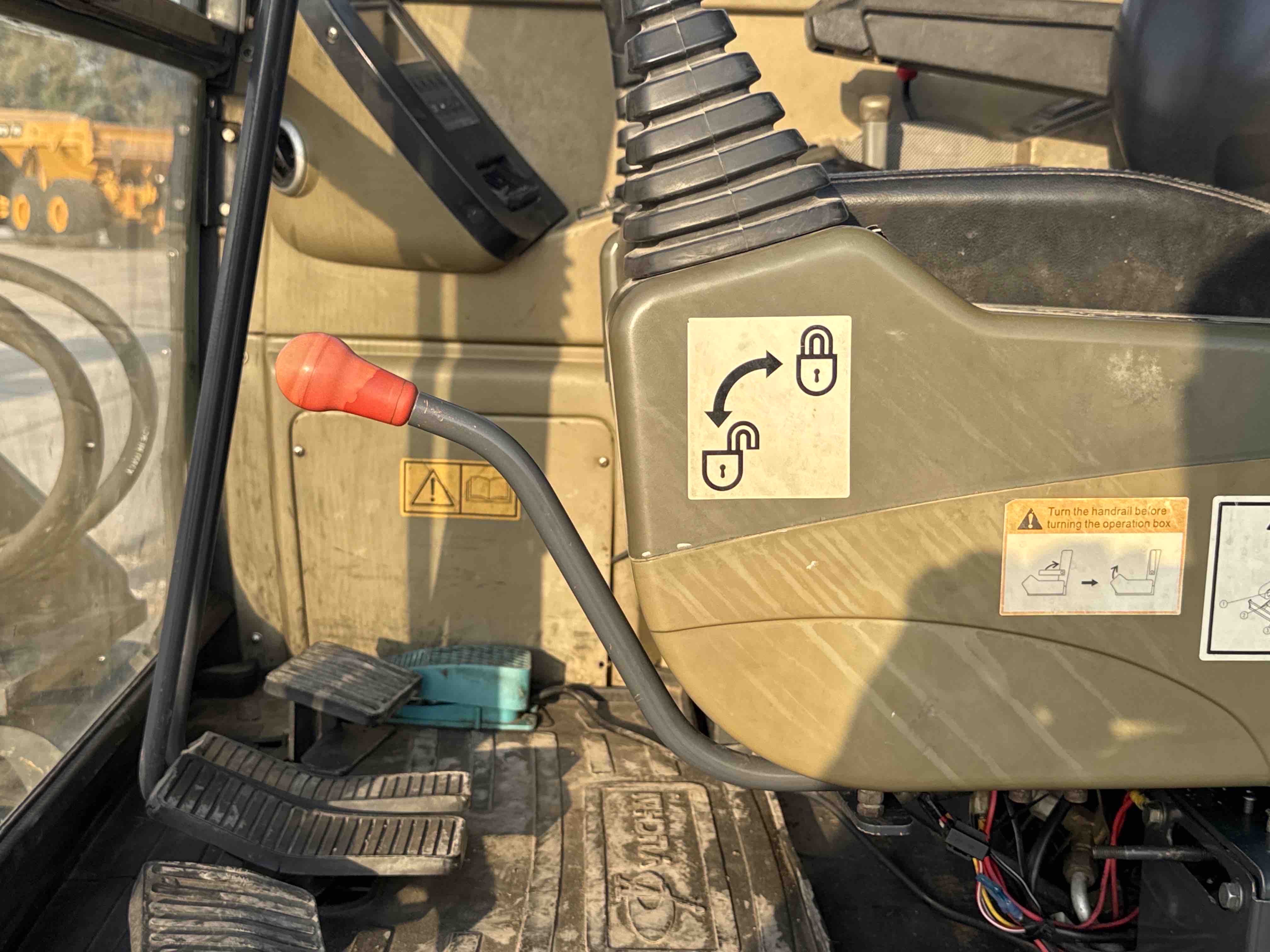 MNX-006-Yuchai-YC55-8-Mini-excavators-inspection-Safety-Hydraulic-safety-lock-2