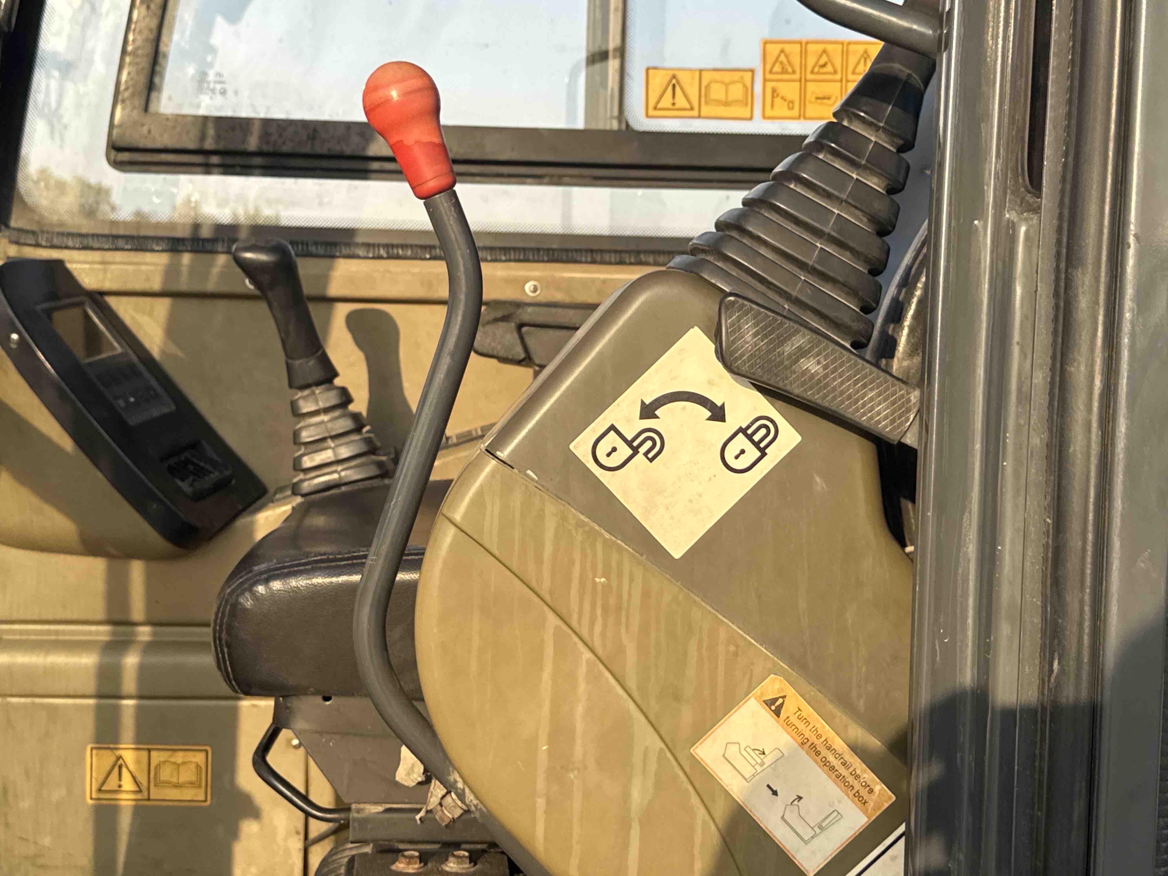 MNX-006-Yuchai-YC55-8-Mini-excavators-inspection-Safety-Hydraulic-safety-lock-2