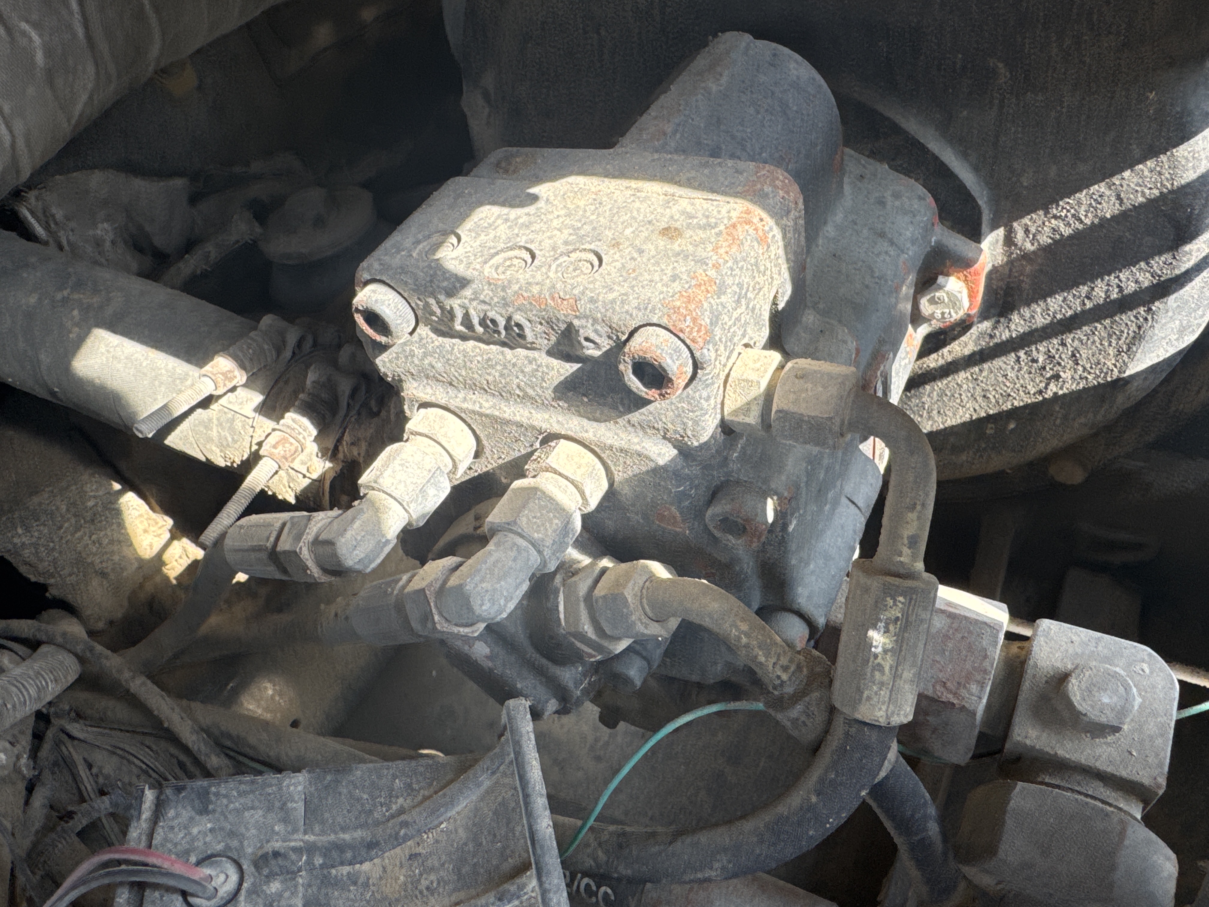 MNX-006-Yuchai-YC55-8-Mini-excavators-inspection-Hydraulics-Hydraulic-pump-2