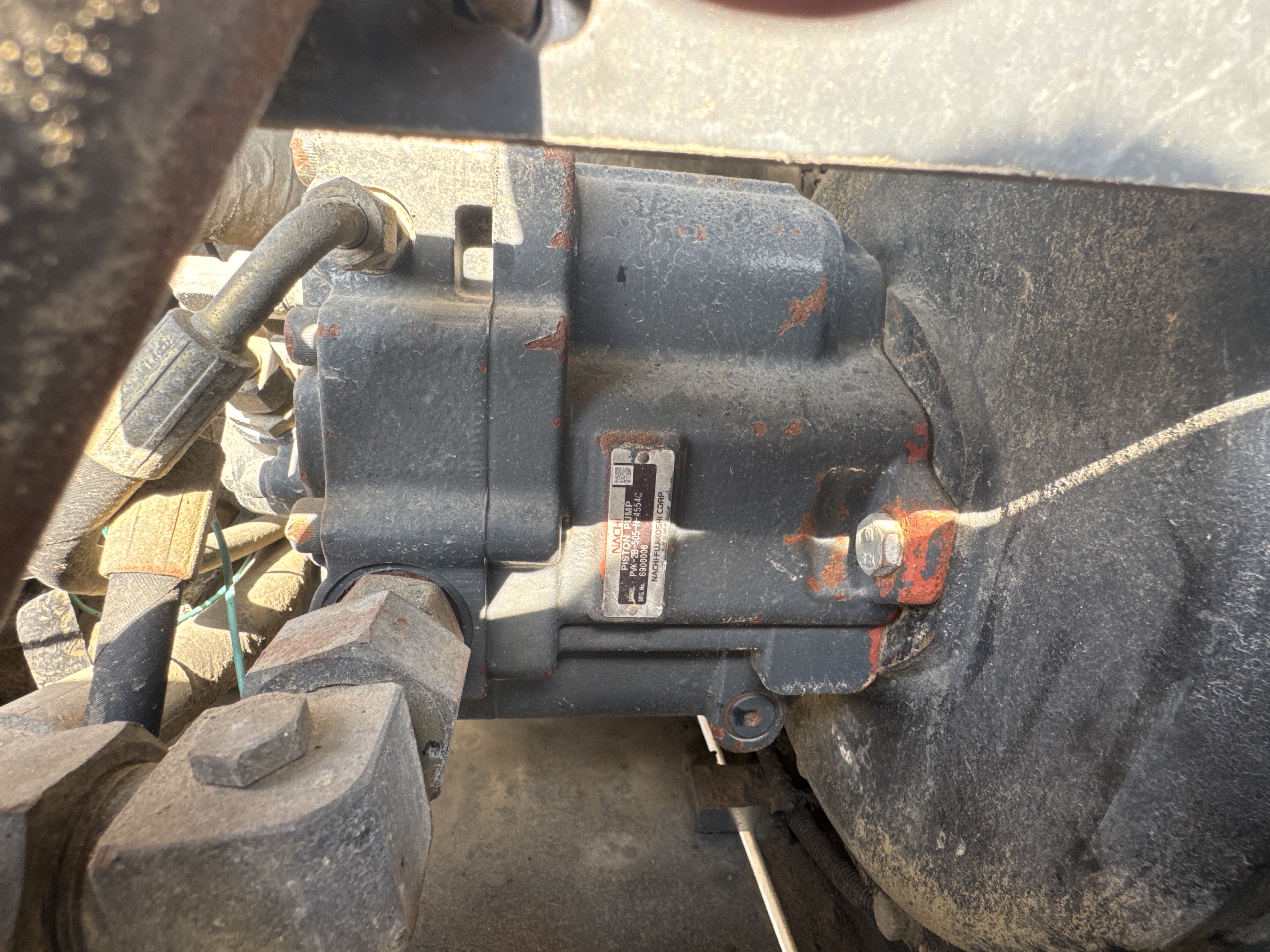 MNX-006-Yuchai-YC55-8-Mini-excavators-inspection-Hydraulics-Hydraulic-pump-2