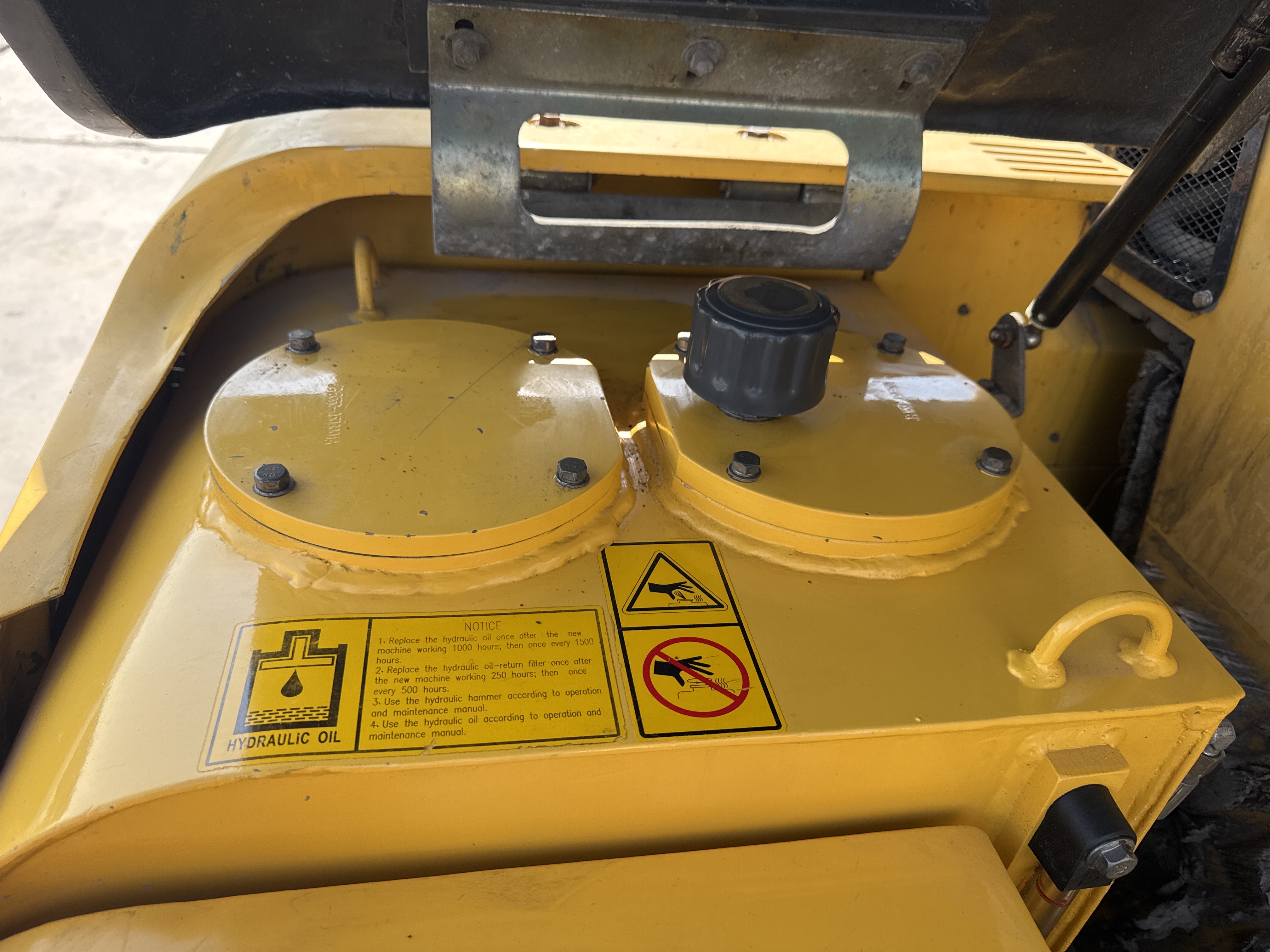 MNX-006-Yuchai-YC55-8-Mini-excavators-inspection-Hydraulics-Hydraulic-Tank-2