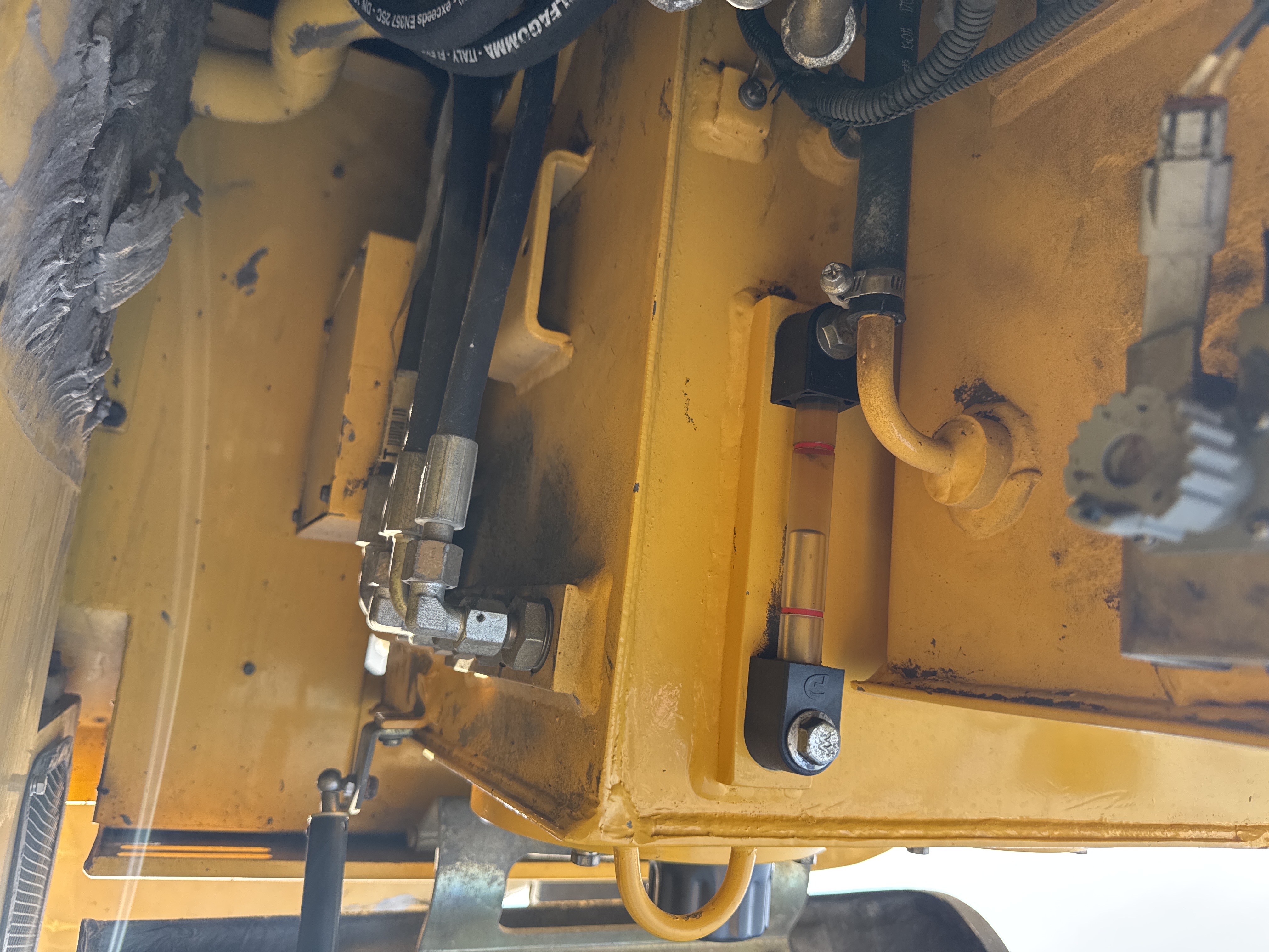 MNX-006-Yuchai-YC55-8-Mini-excavators-inspection-Hydraulics-Hydraulic-Tank-2