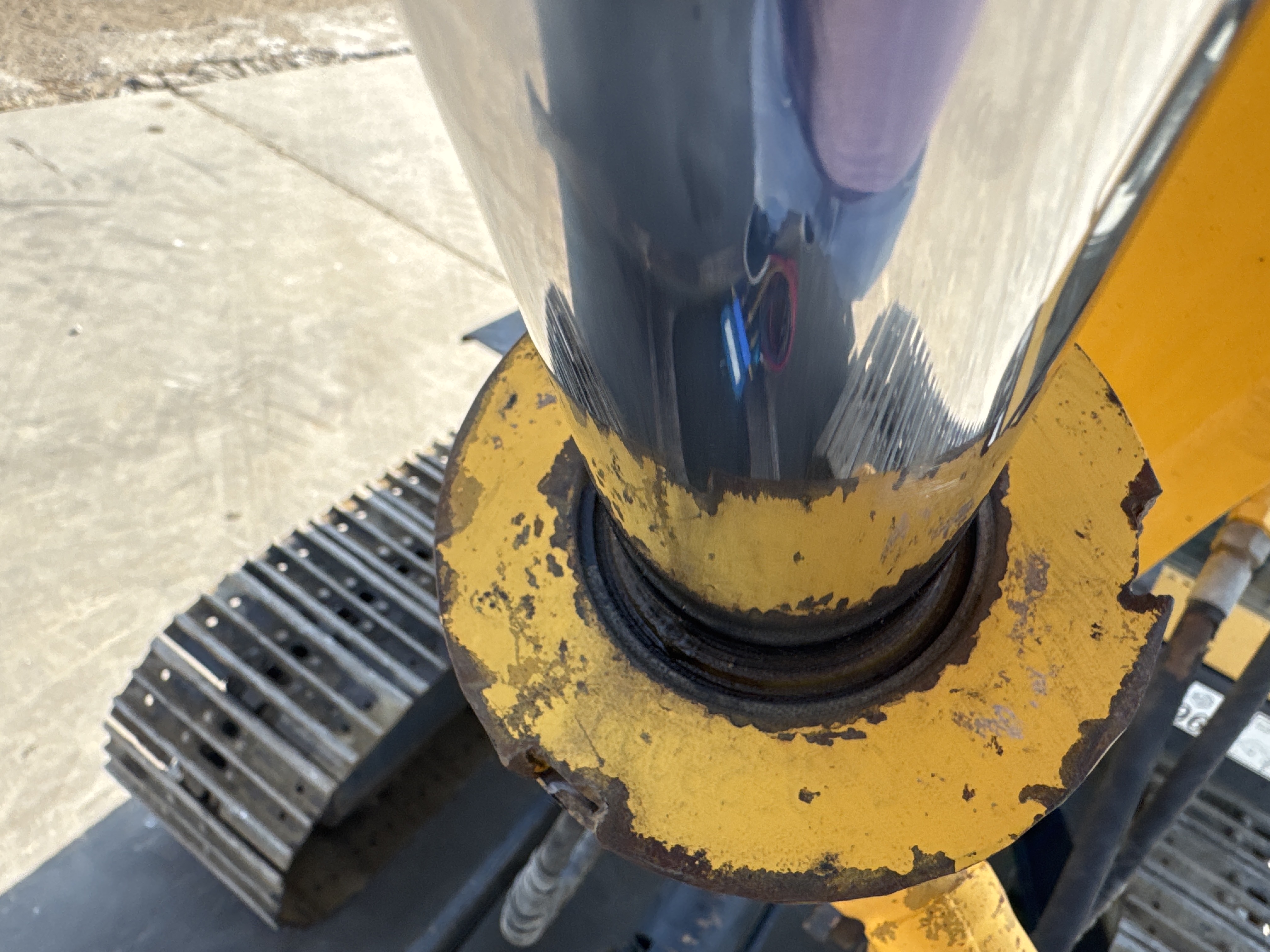 MNX-006-Yuchai-YC55-8-Mini-excavators-inspection-Hydraulics-Boom-lift-cylinder-2
