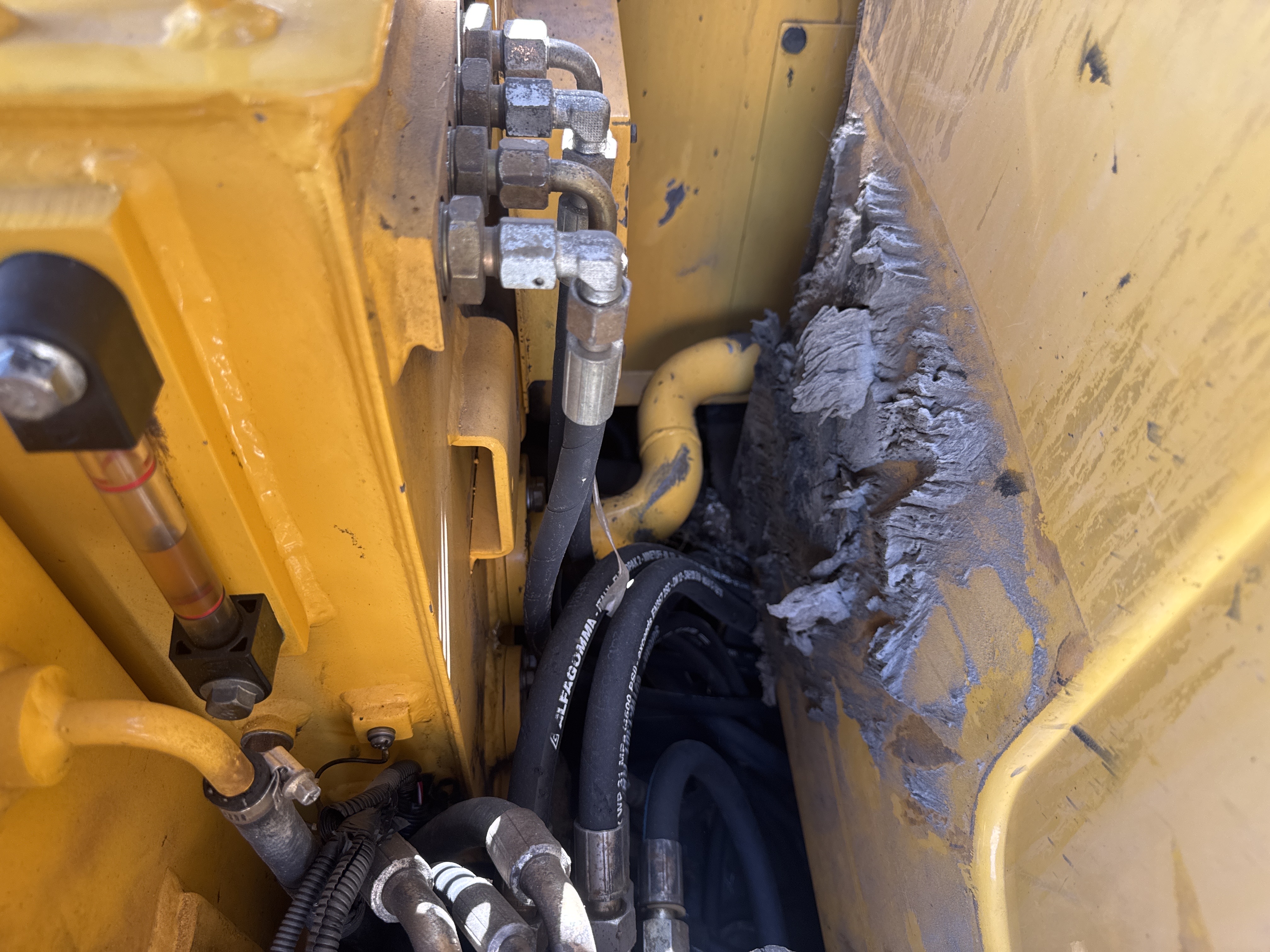 MNX-006-Yuchai-YC55-8-Mini-excavators-inspection-Hydraulics-Hydraulic-hoses-and-lines-2