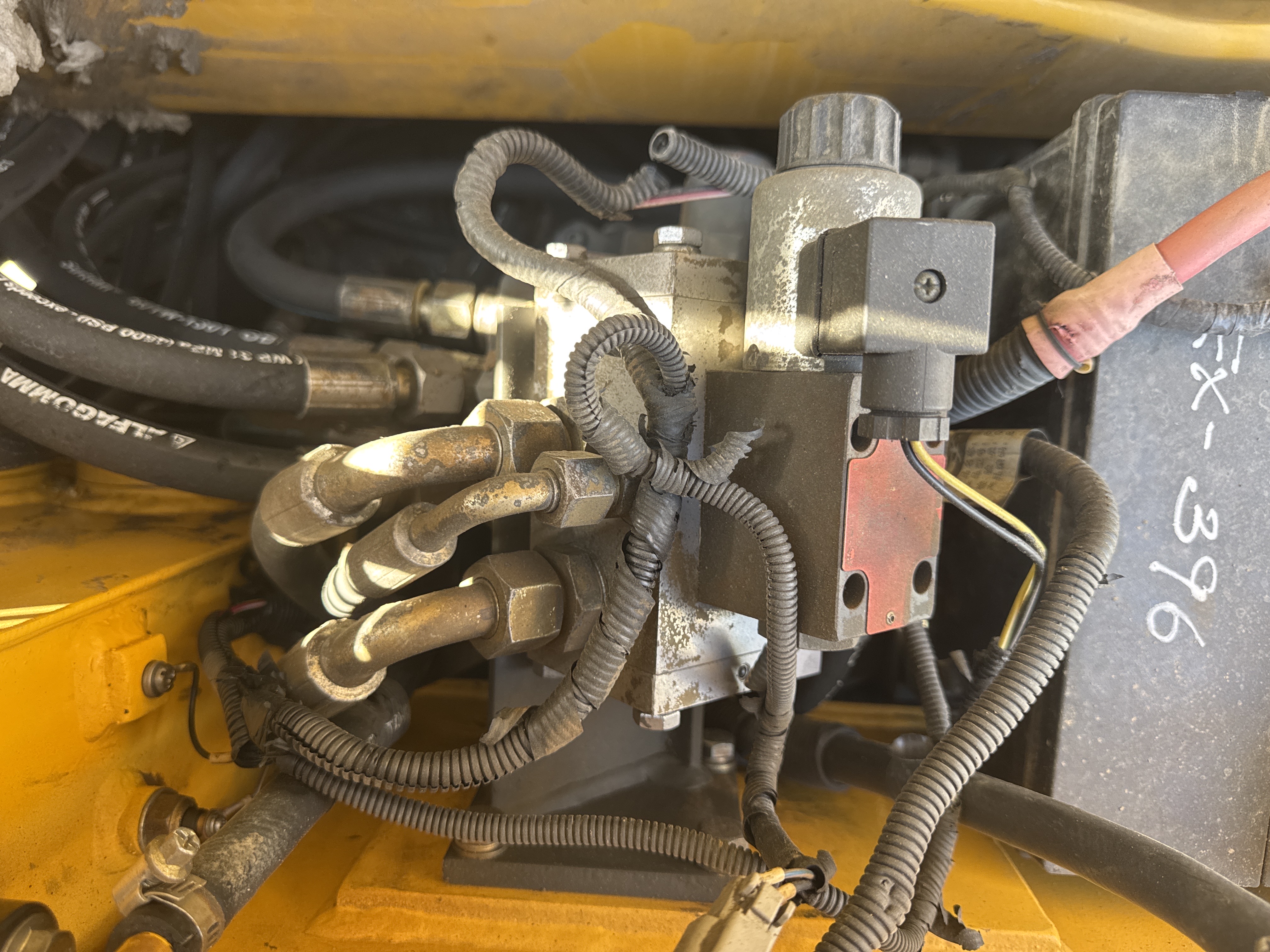 MNX-006-Yuchai-YC55-8-Mini-excavators-inspection-Hydraulics-Main-control-valve-(MCV)-2