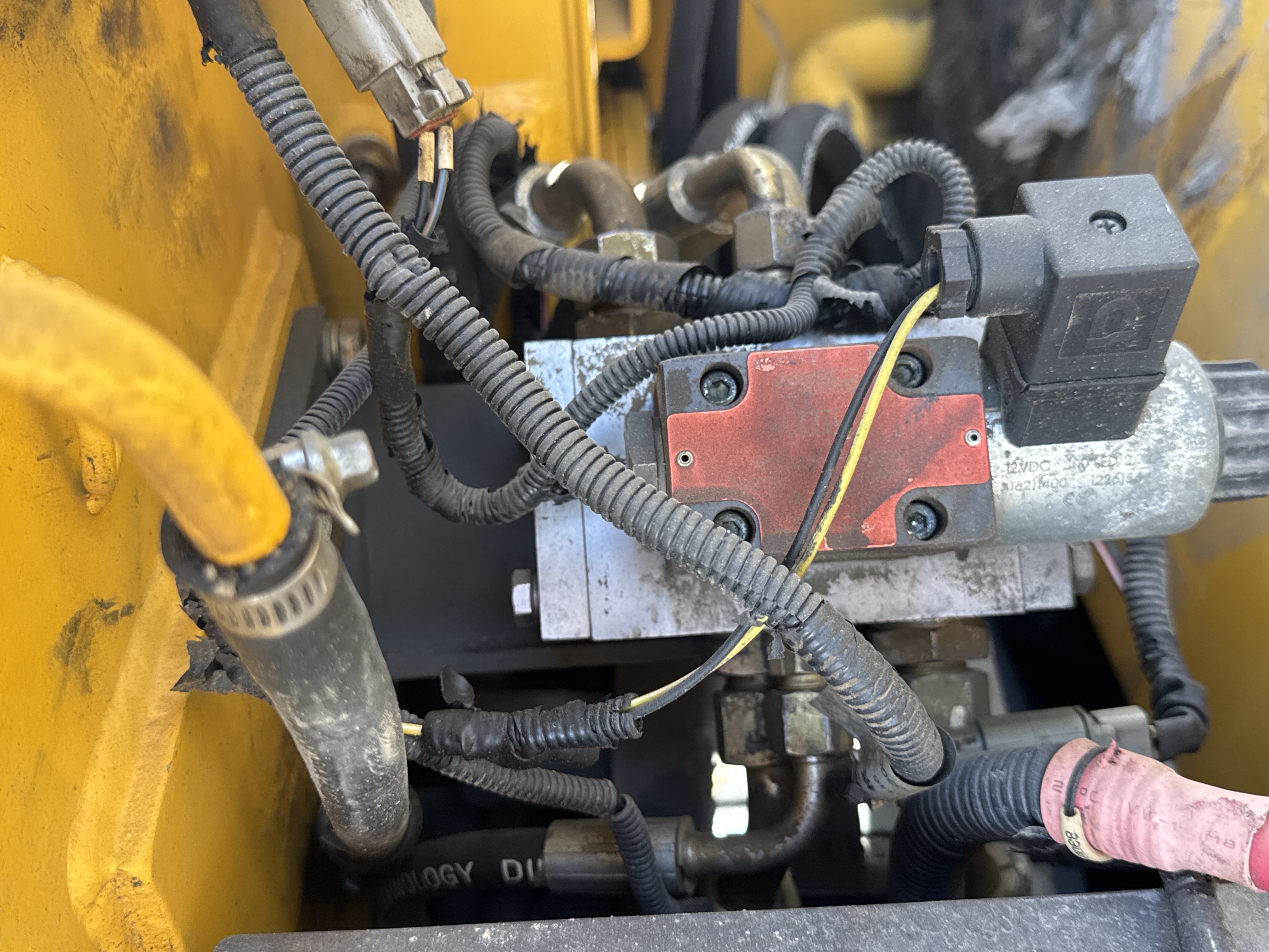 MNX-006-Yuchai-YC55-8-Mini-excavators-inspection-Hydraulics-Wiring-harness-2