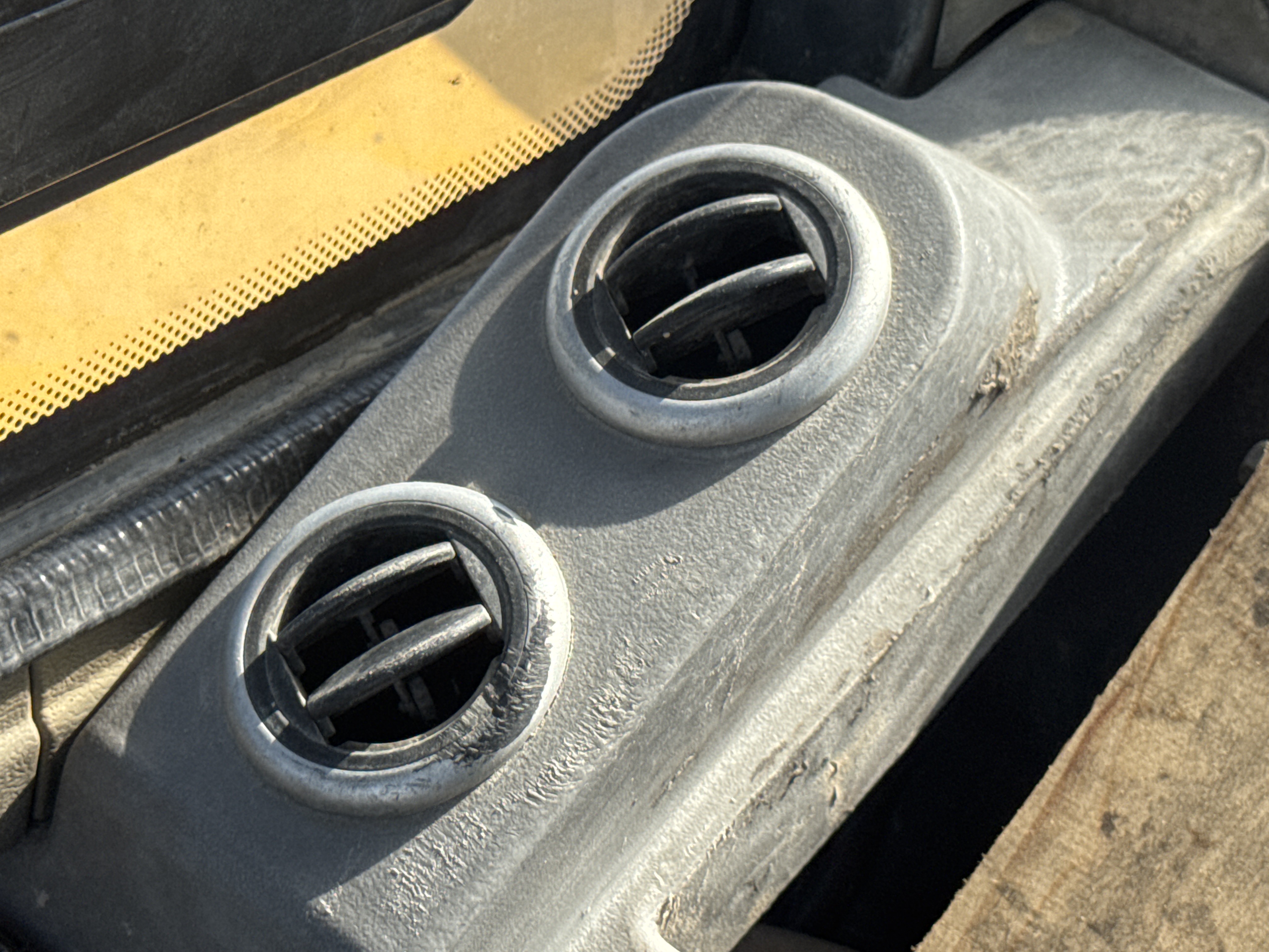MNX-006-Yuchai-YC55-8-Mini-excavators-inspection-Air-conditioning-Vents-and-air-flow-2