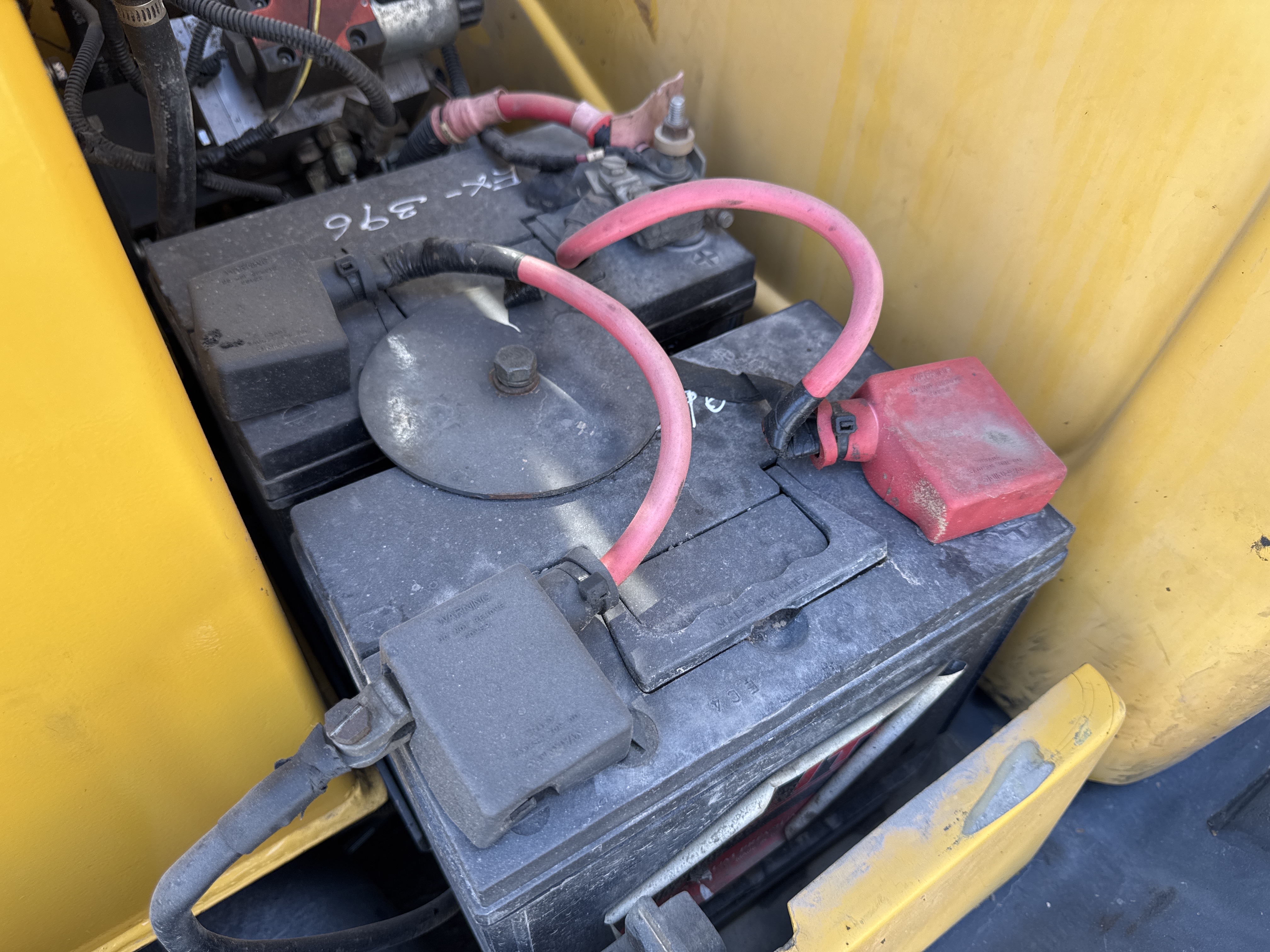 MNX-006-Yuchai-YC55-8-Mini-excavators-inspection-Electronics-Battery-2