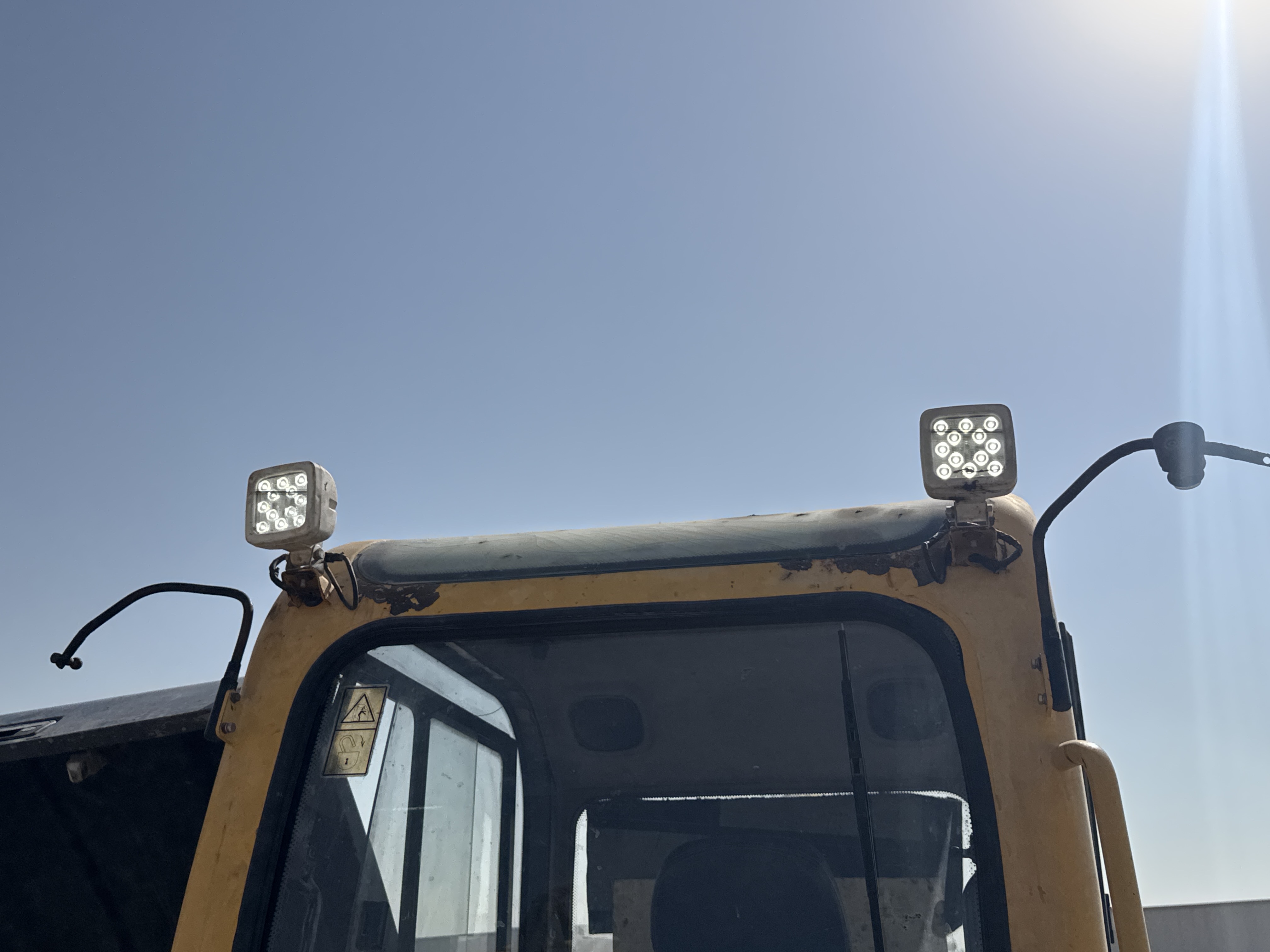 MNX-006-Yuchai-YC55-8-Mini-excavators-inspection-Electronics-Lights-and-signals-2