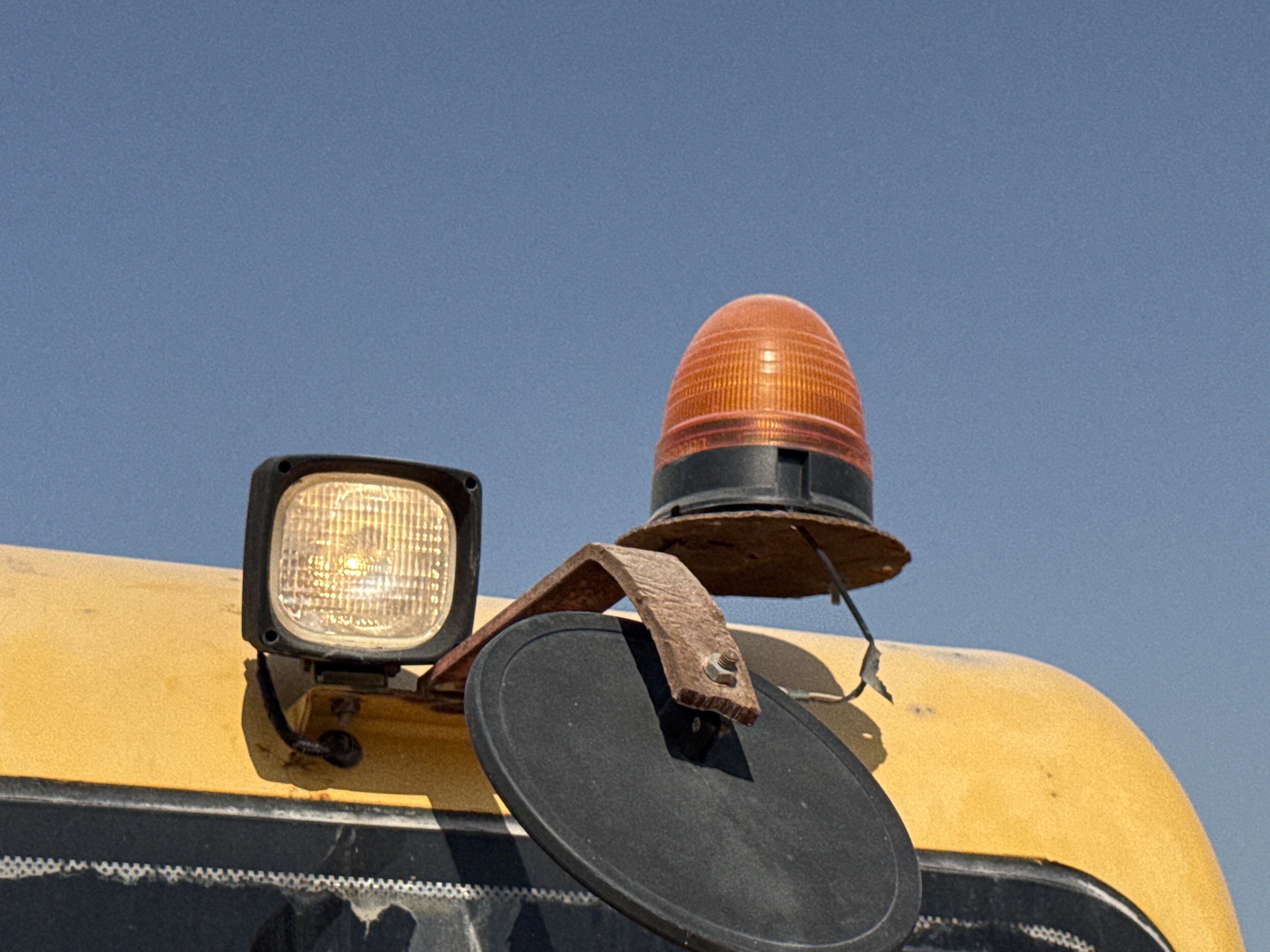 MNX-006-Yuchai-YC55-8-Mini-excavators-inspection-Electronics-Lights-and-signals-2