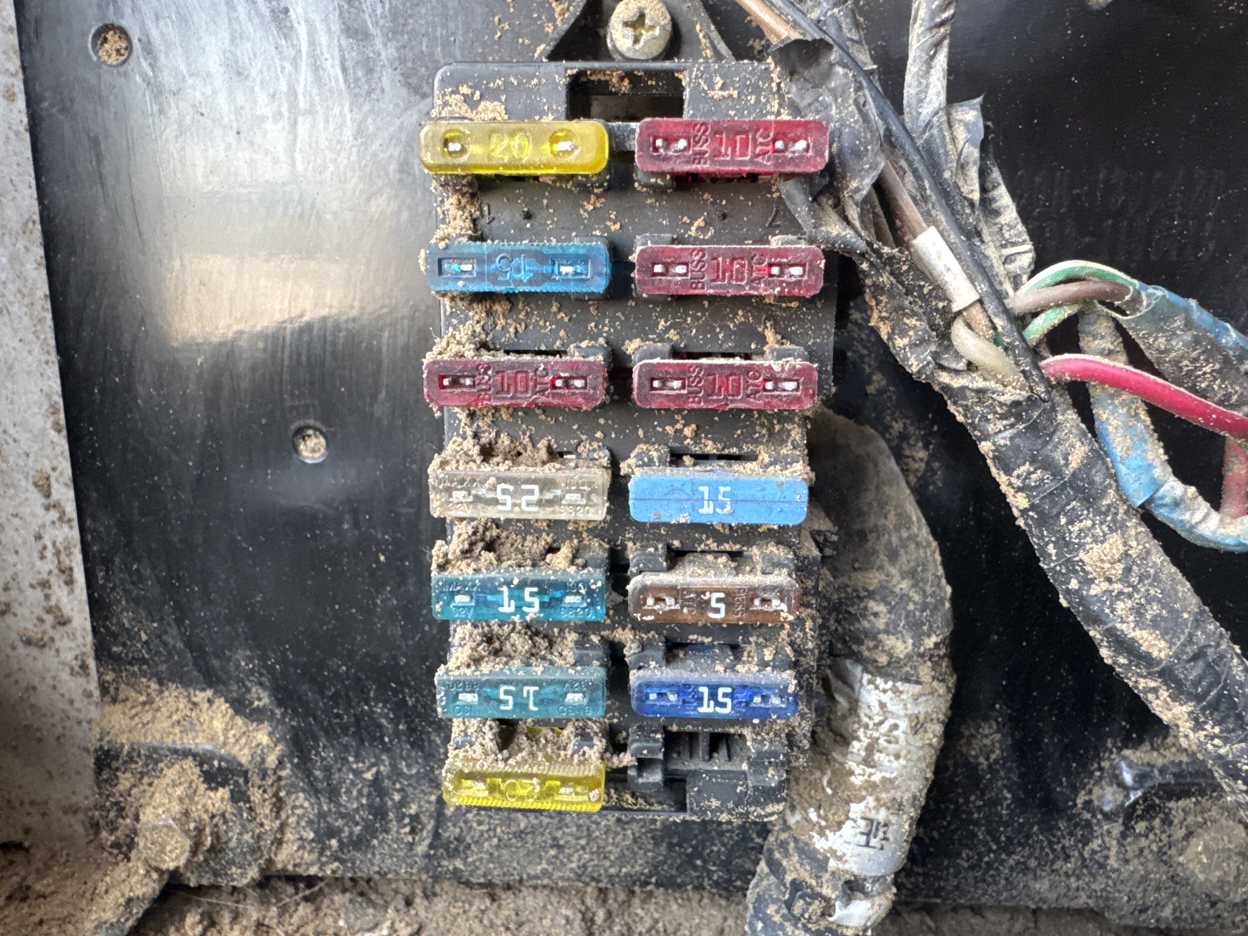 MNX-006-Yuchai-YC55-8-Mini-excavators-inspection-Electronics-Fuse-box-2