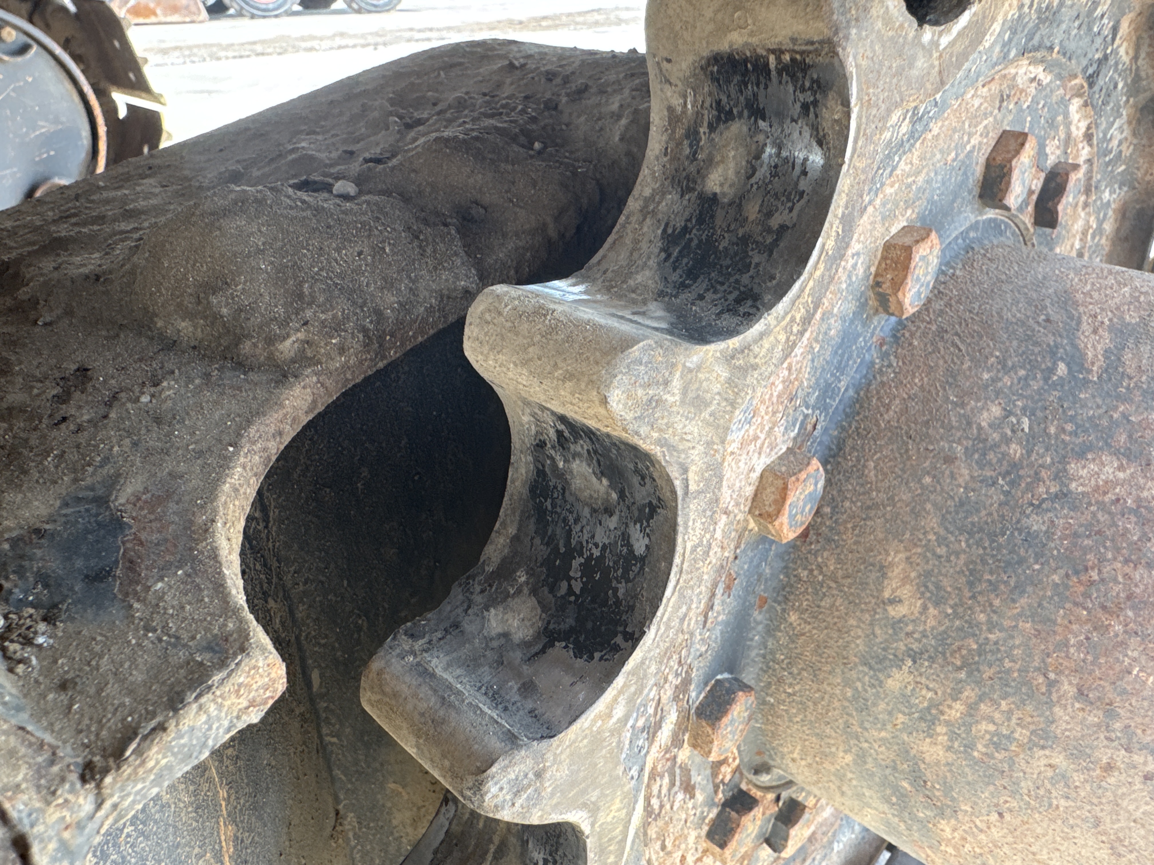 MNX-006-Yuchai-YC55-8-Mini-excavators-inspection-Undercarriage-Left-sprocket-2