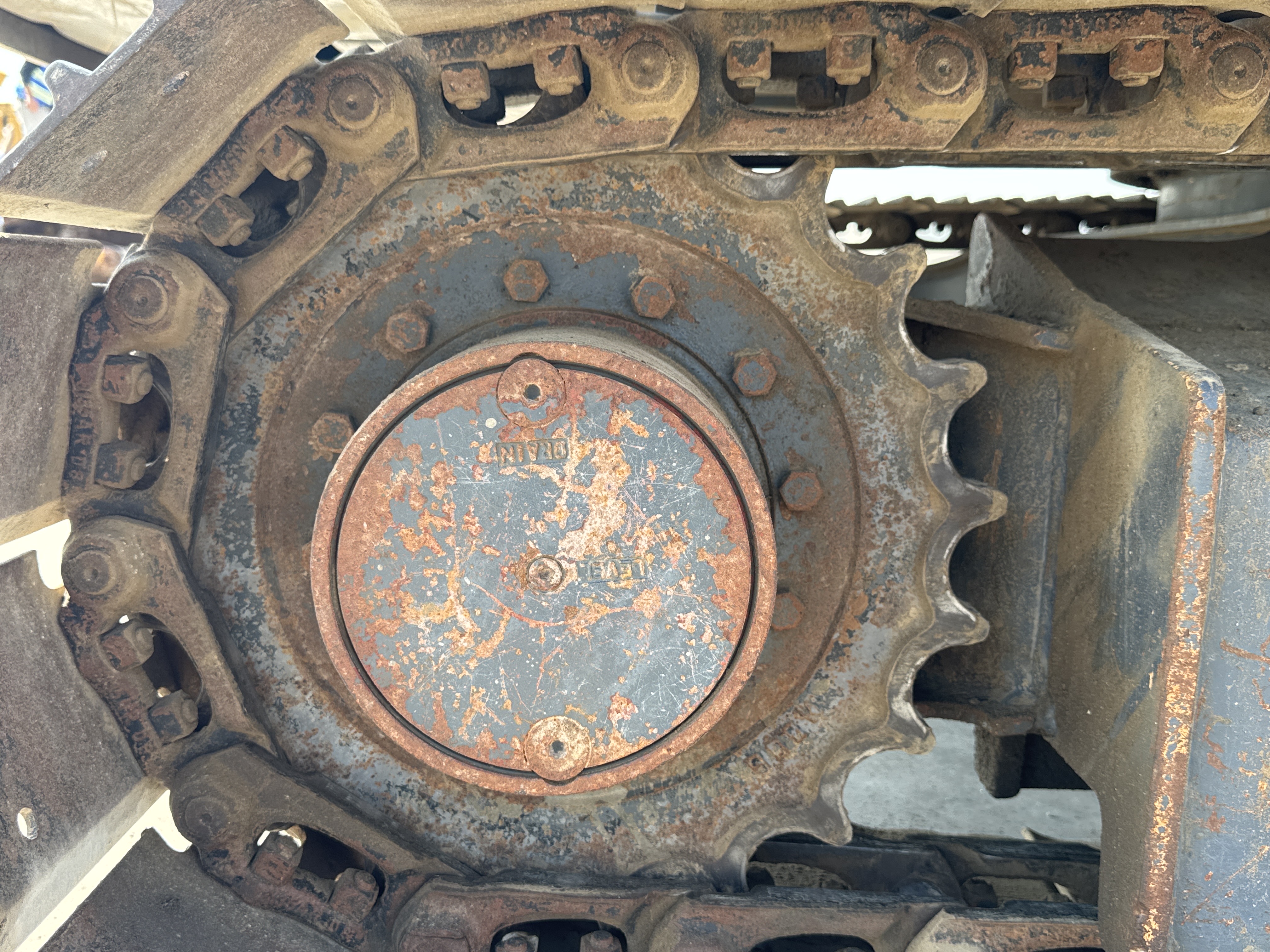 MNX-006-Yuchai-YC55-8-Mini-excavators-inspection-Undercarriage-Right-sprocket-2