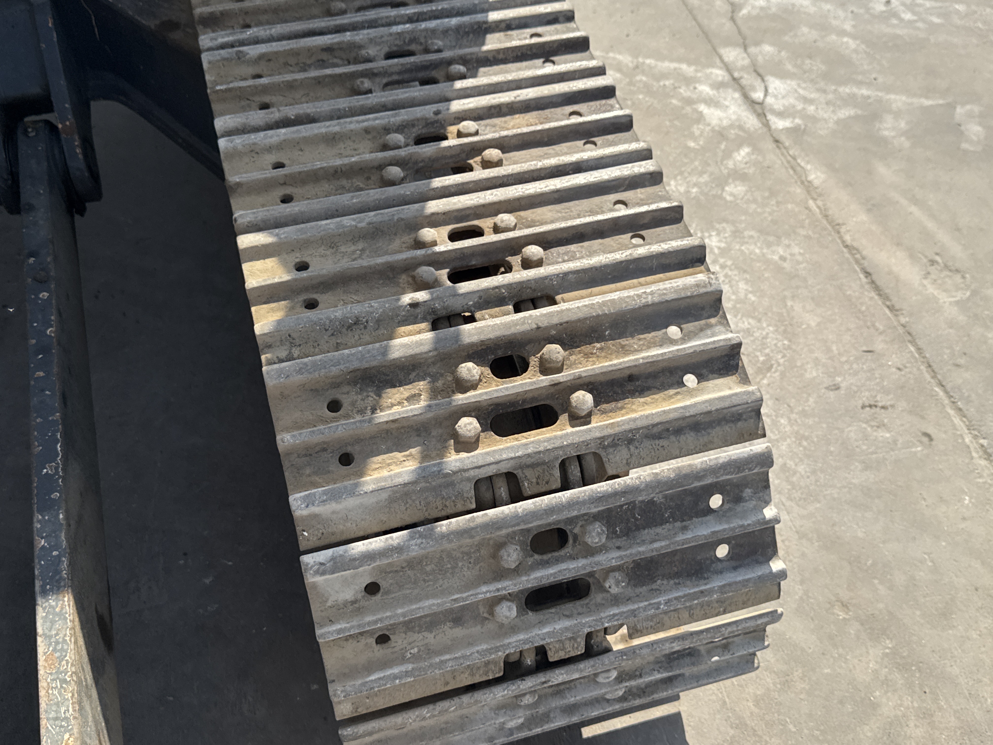 MNX-006-Yuchai-YC55-8-Mini-excavators-inspection-Undercarriage-Left-track-shoes-2