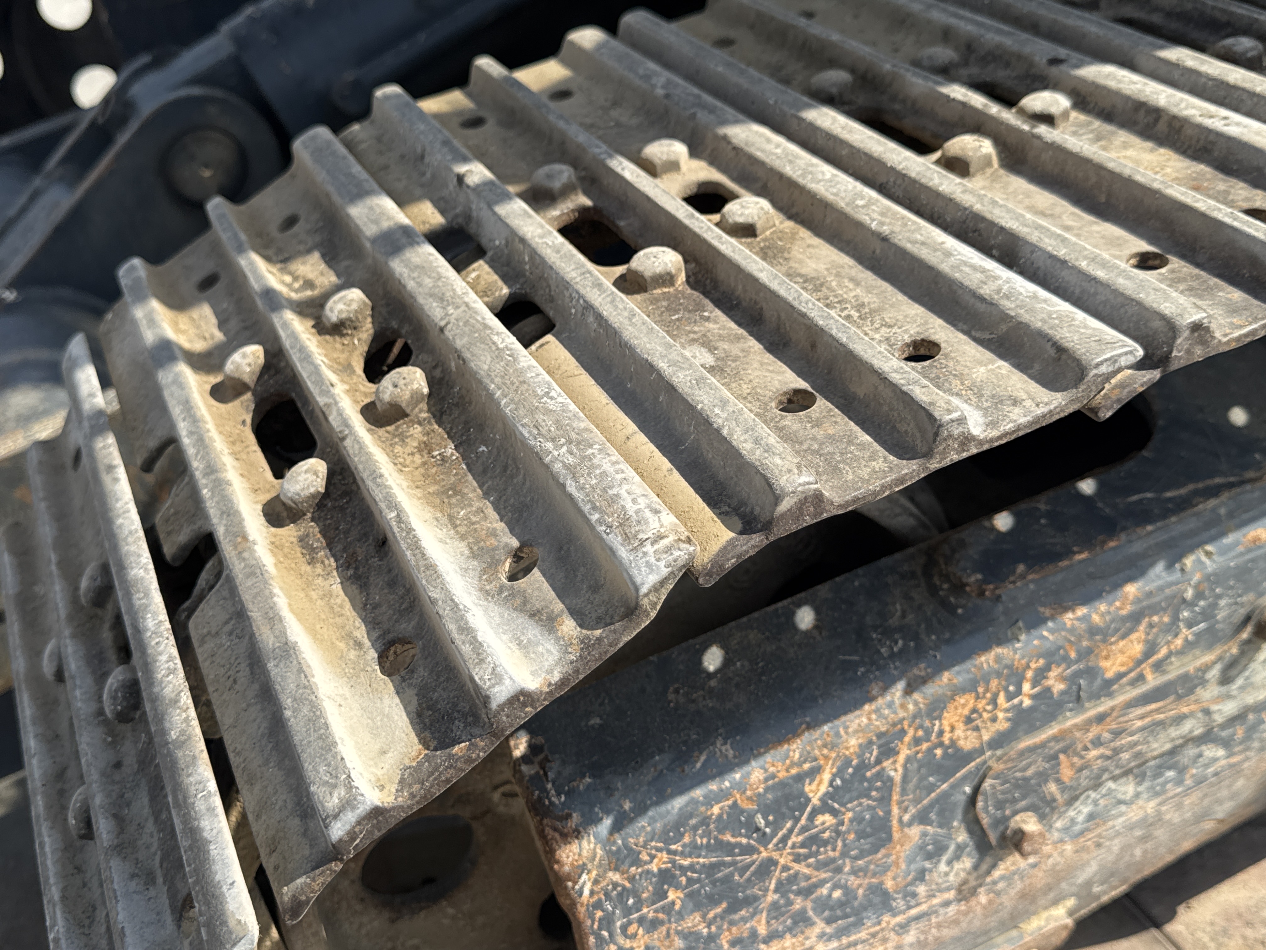 MNX-006-Yuchai-YC55-8-Mini-excavators-inspection-Undercarriage-Left-track-shoes-2