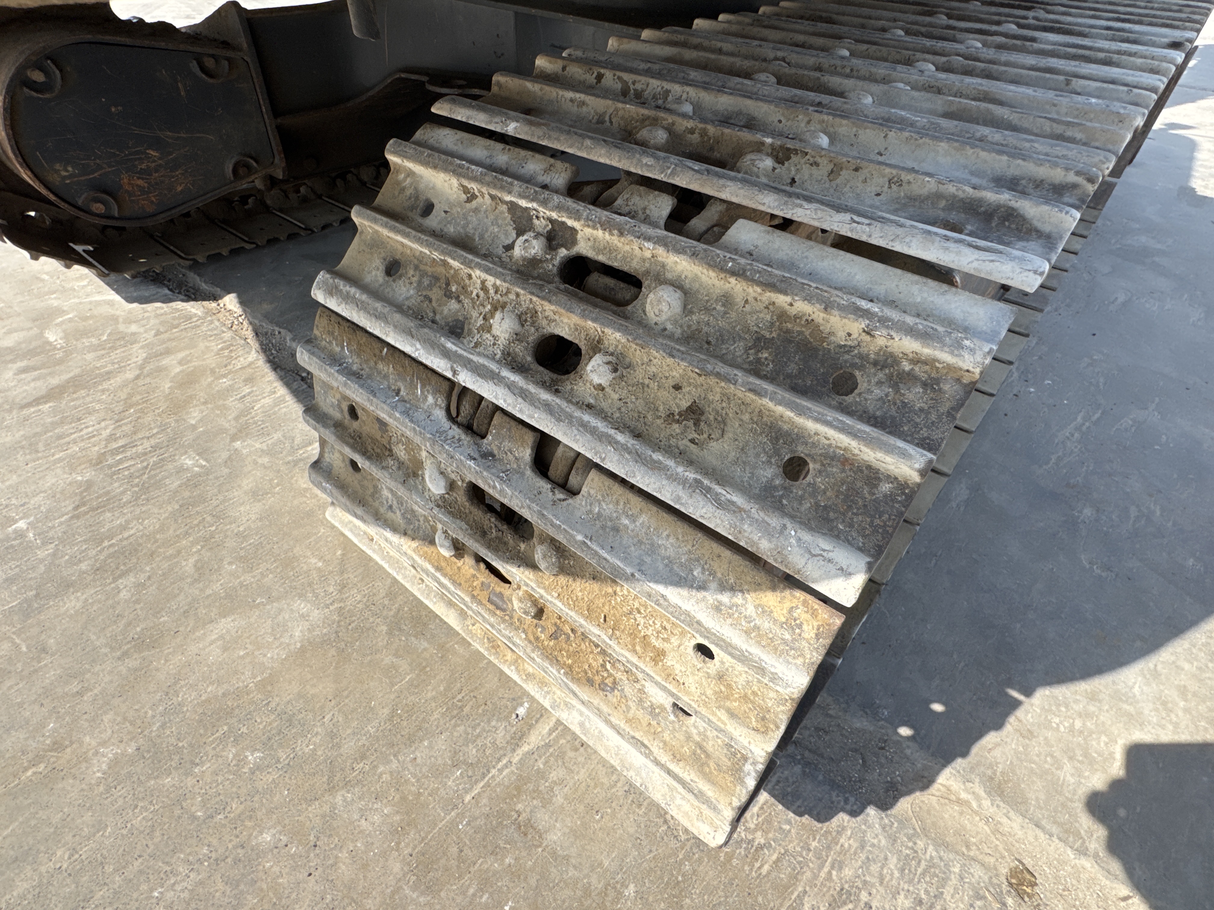 MNX-006-Yuchai-YC55-8-Mini-excavators-inspection-Undercarriage-Right-track-shoes-2