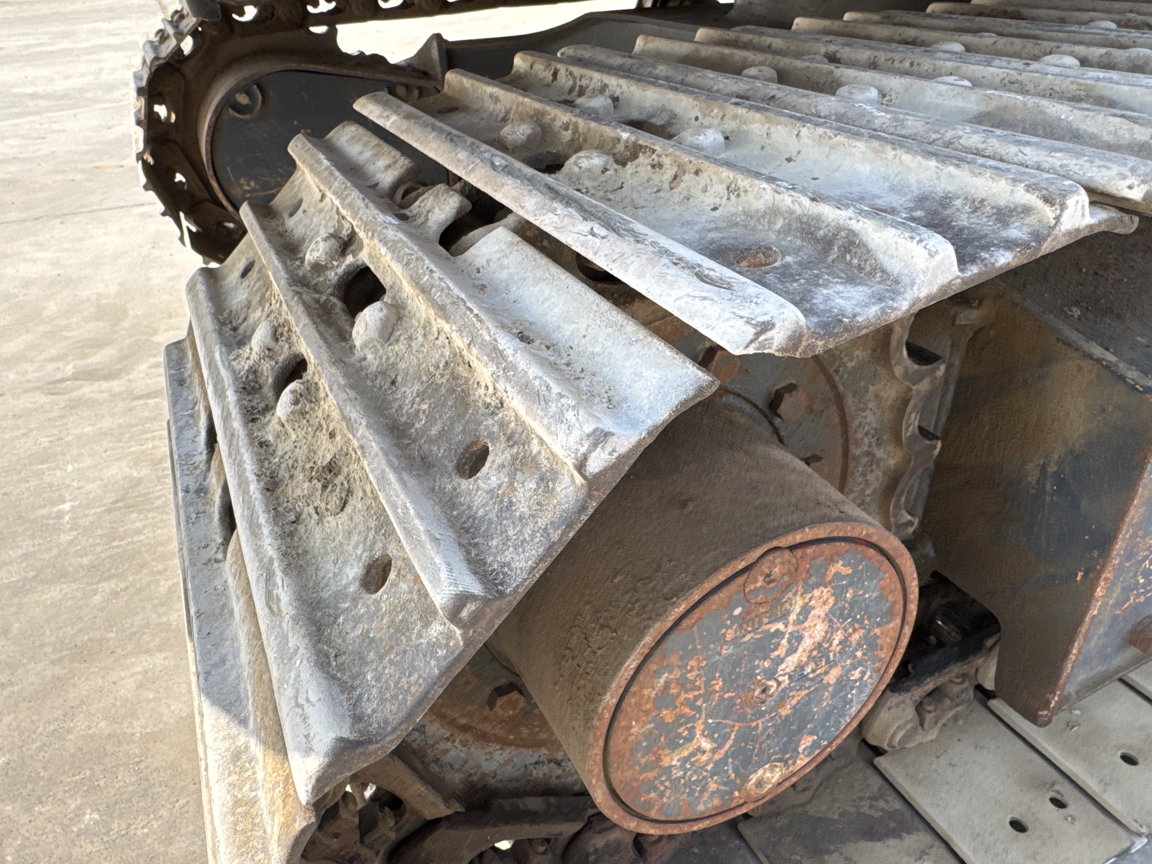 MNX-006-Yuchai-YC55-8-Mini-excavators-inspection-Undercarriage-Right-track-shoes-2