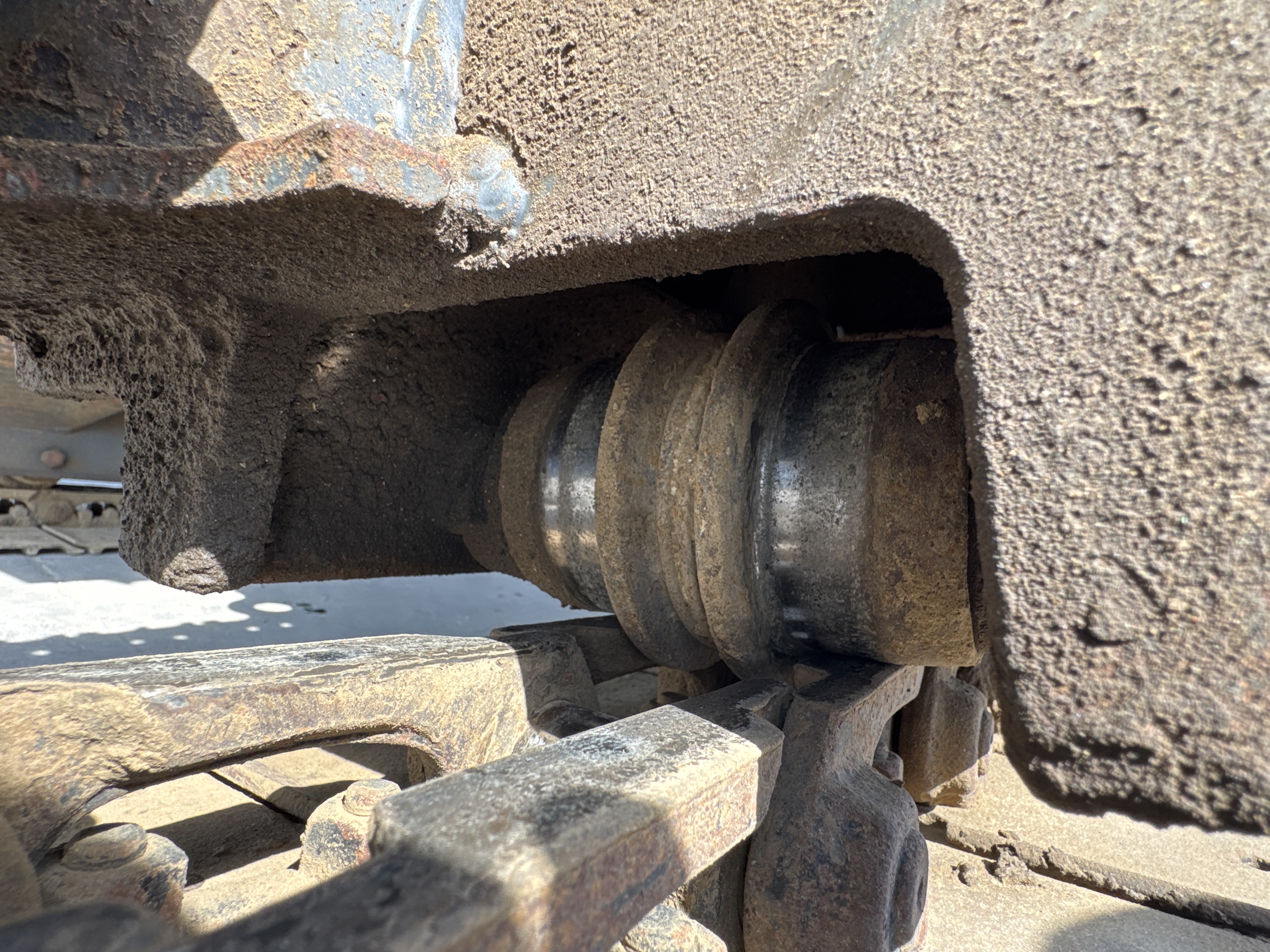 MNX-006-Yuchai-YC55-8-Mini-excavators-inspection-Undercarriage-Right-track-rollers-2