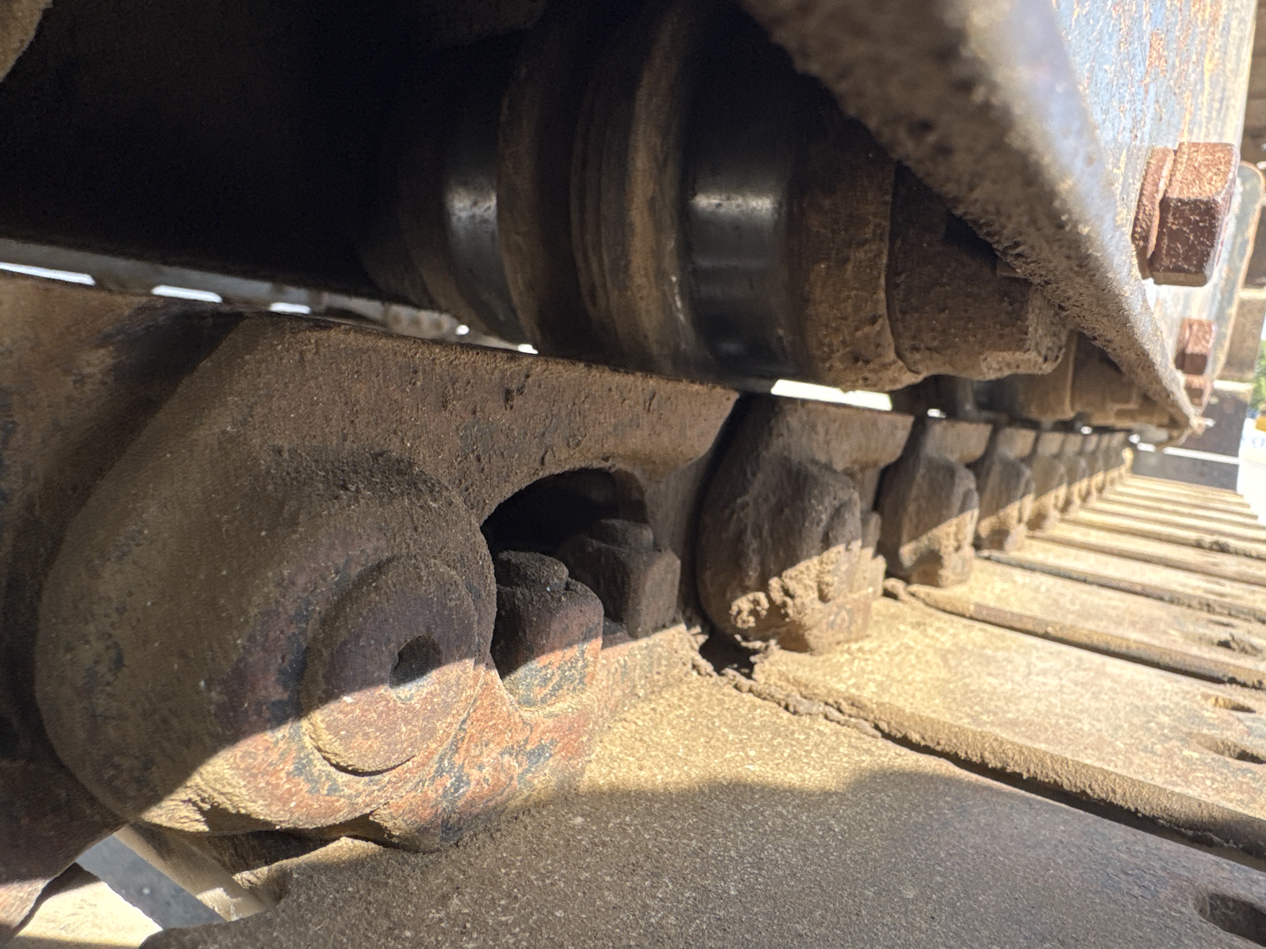 MNX-006-Yuchai-YC55-8-Mini-excavators-inspection-Undercarriage-Right-track-rollers-2