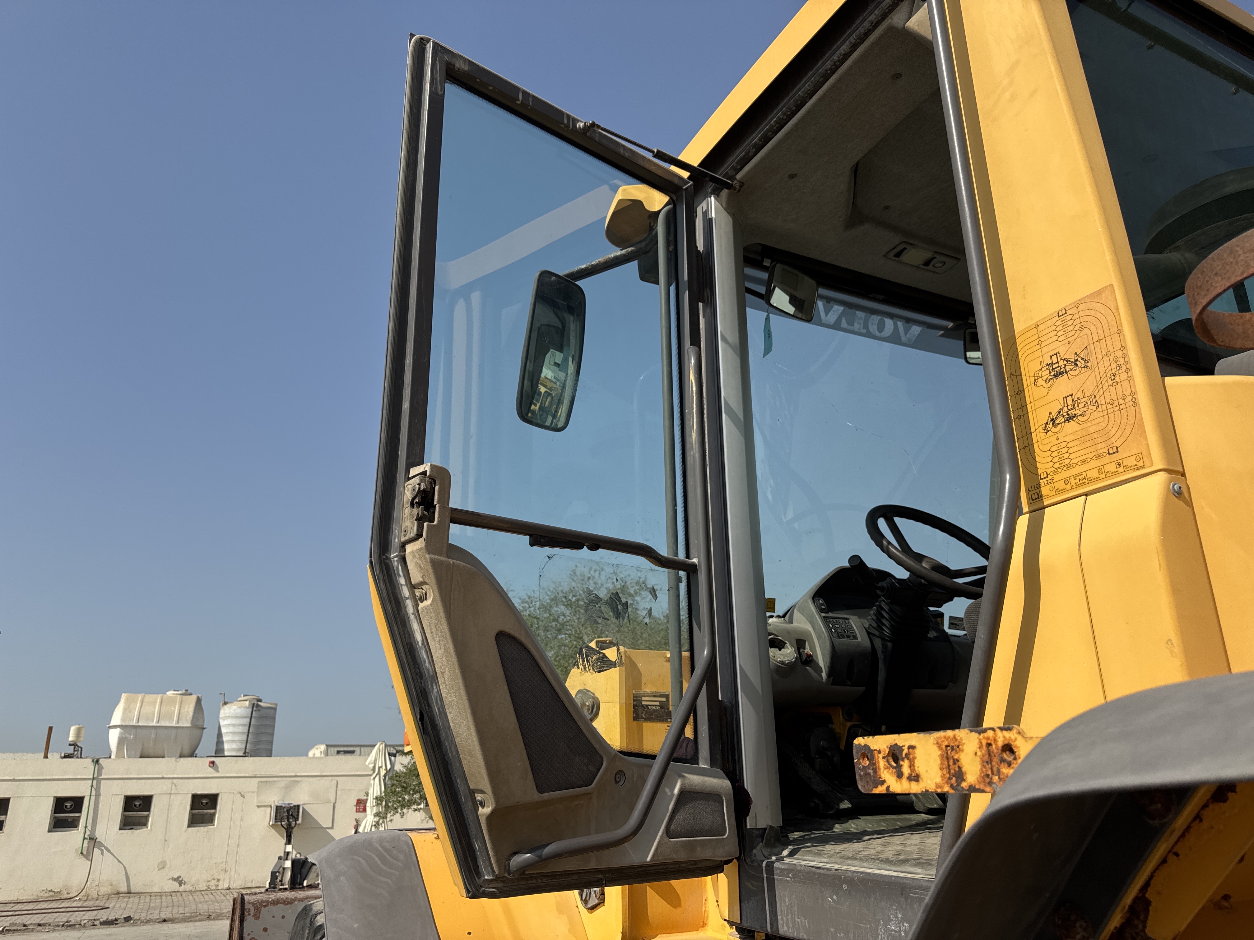 WHL-004-Volvo-L120F-Wheel-loaders-inspection-Structure-Doors-2
