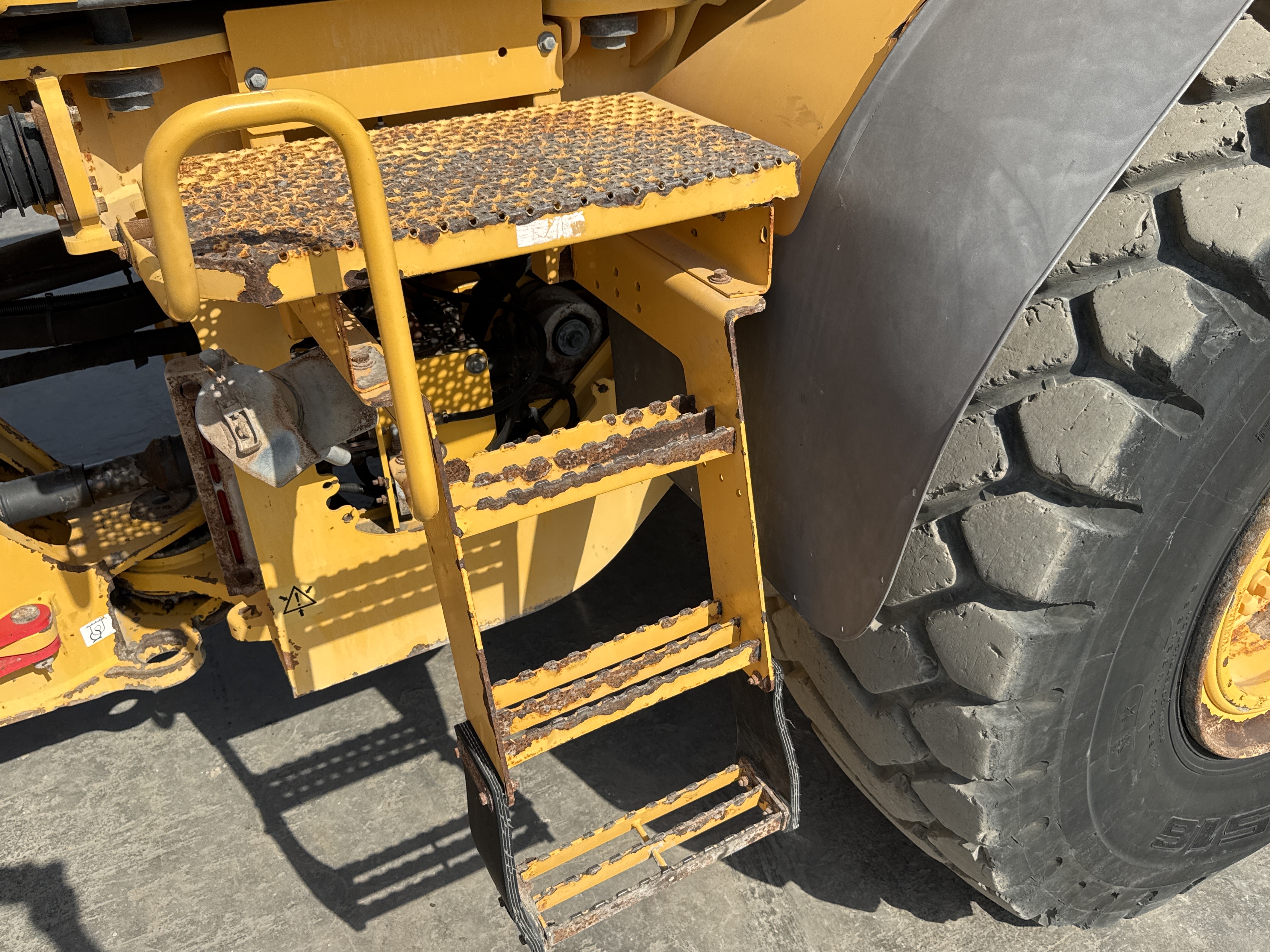 WHL-004-Volvo-L120F-Wheel-loaders-inspection-Structure-Steps/ladders-2