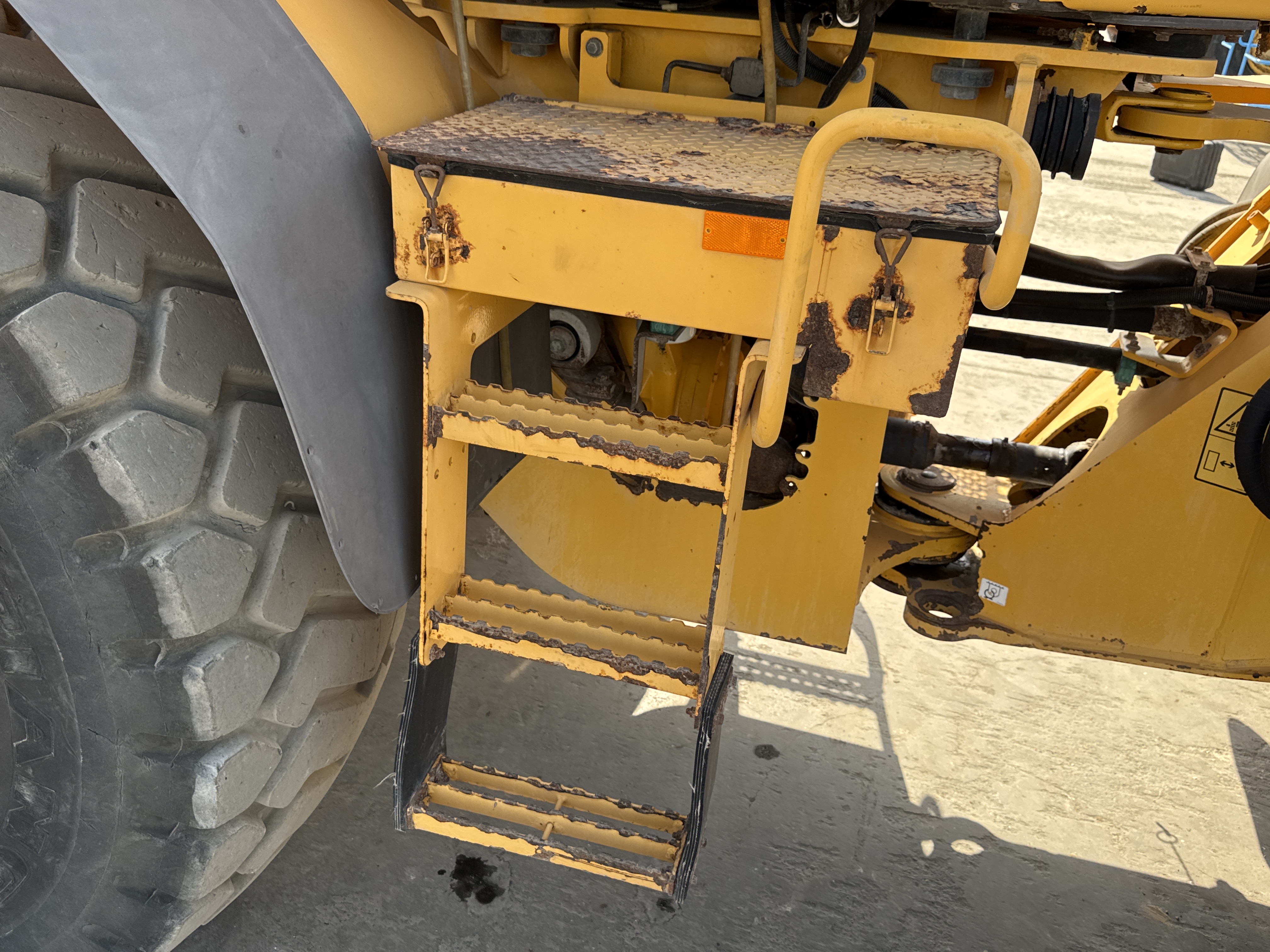 WHL-004-Volvo-L120F-Wheel-loaders-inspection-Structure-Steps/ladders-2