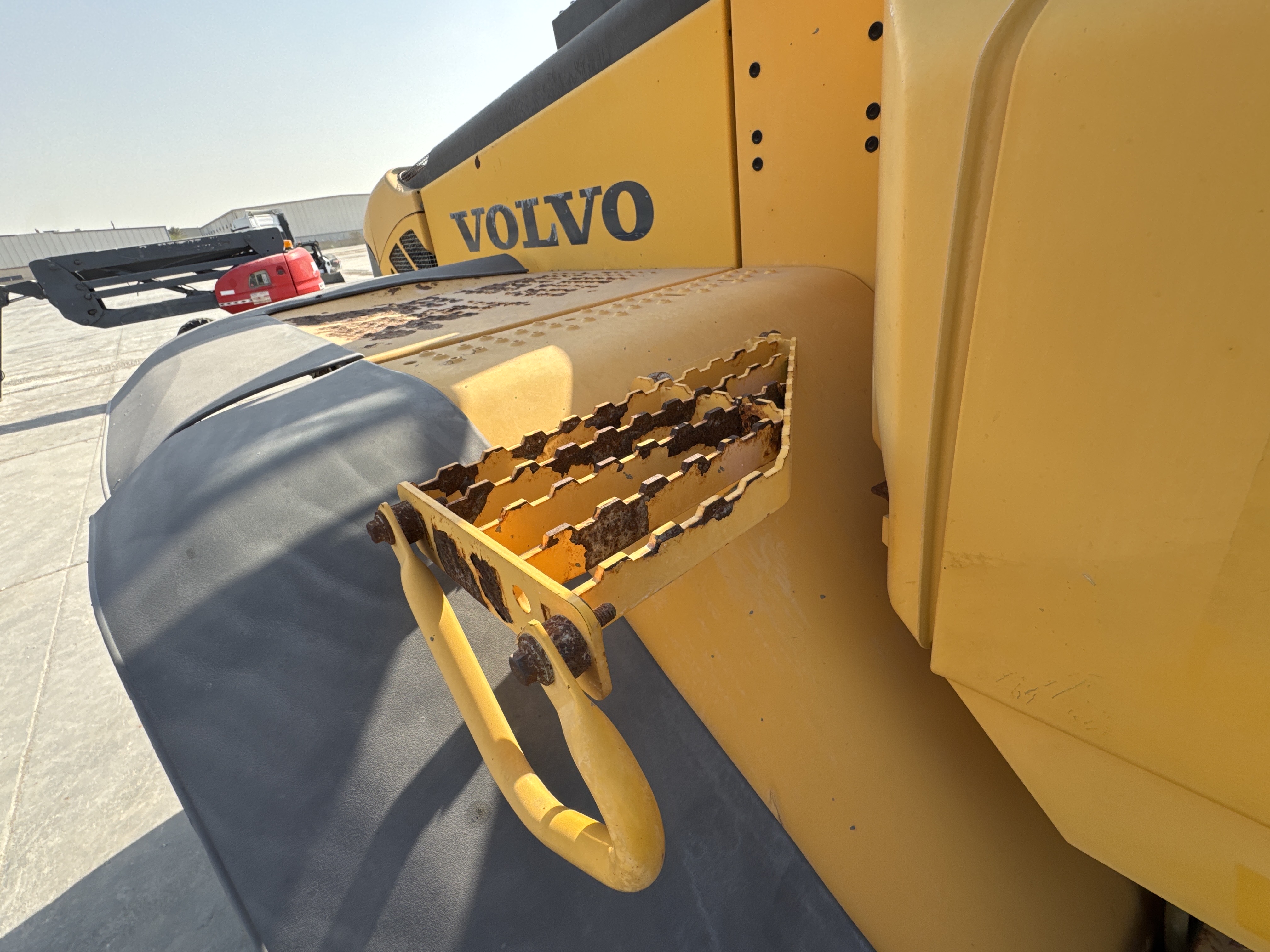 WHL-004-Volvo-L120F-Wheel-loaders-inspection-Structure-Steps/ladders-2