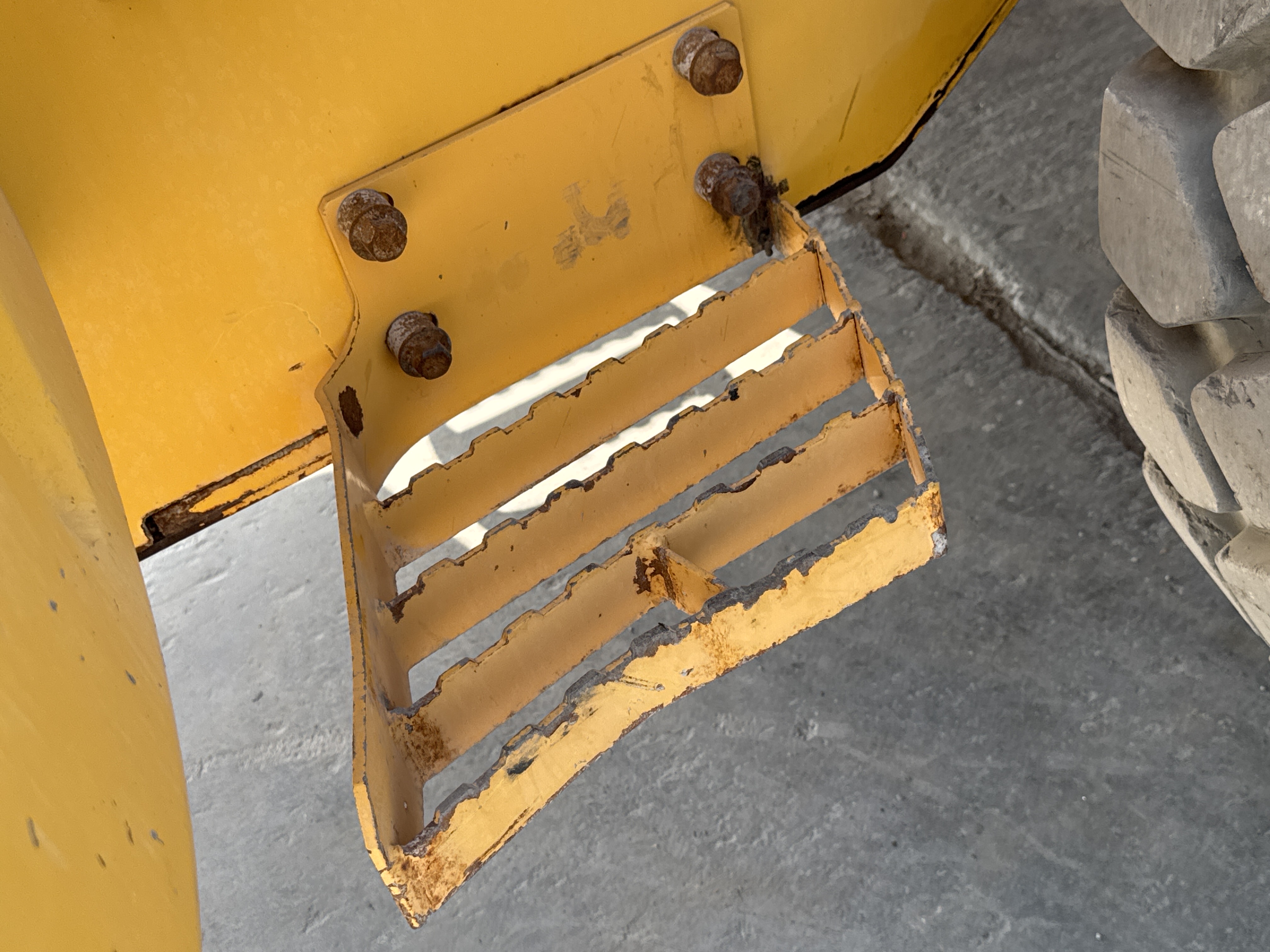 WHL-004-Volvo-L120F-Wheel-loaders-inspection-Structure-Steps/ladders-2