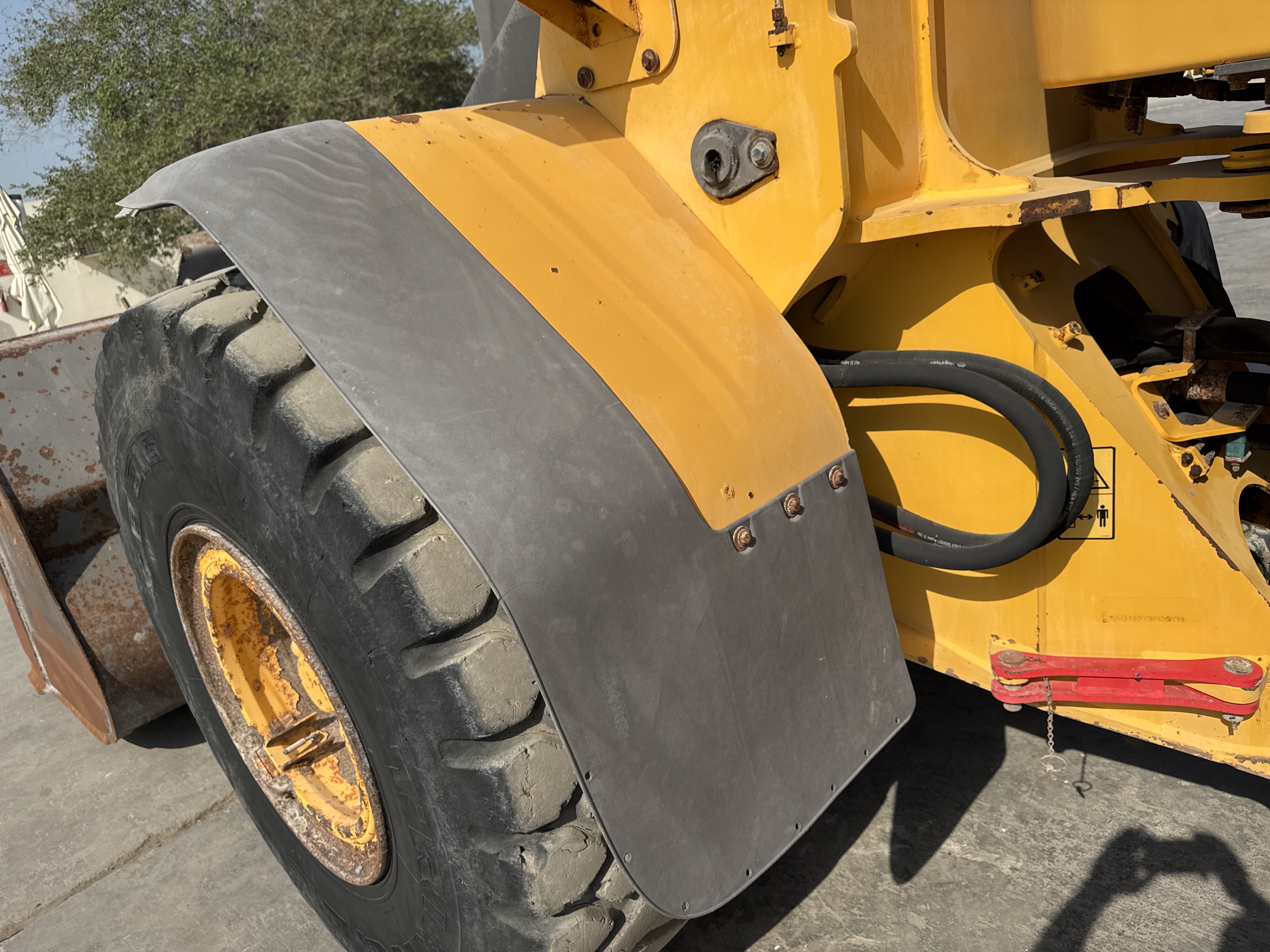 WHL-004-Volvo-L120F-Wheel-loaders-inspection-Structure-Sheet-metal-(fiberglass)-2