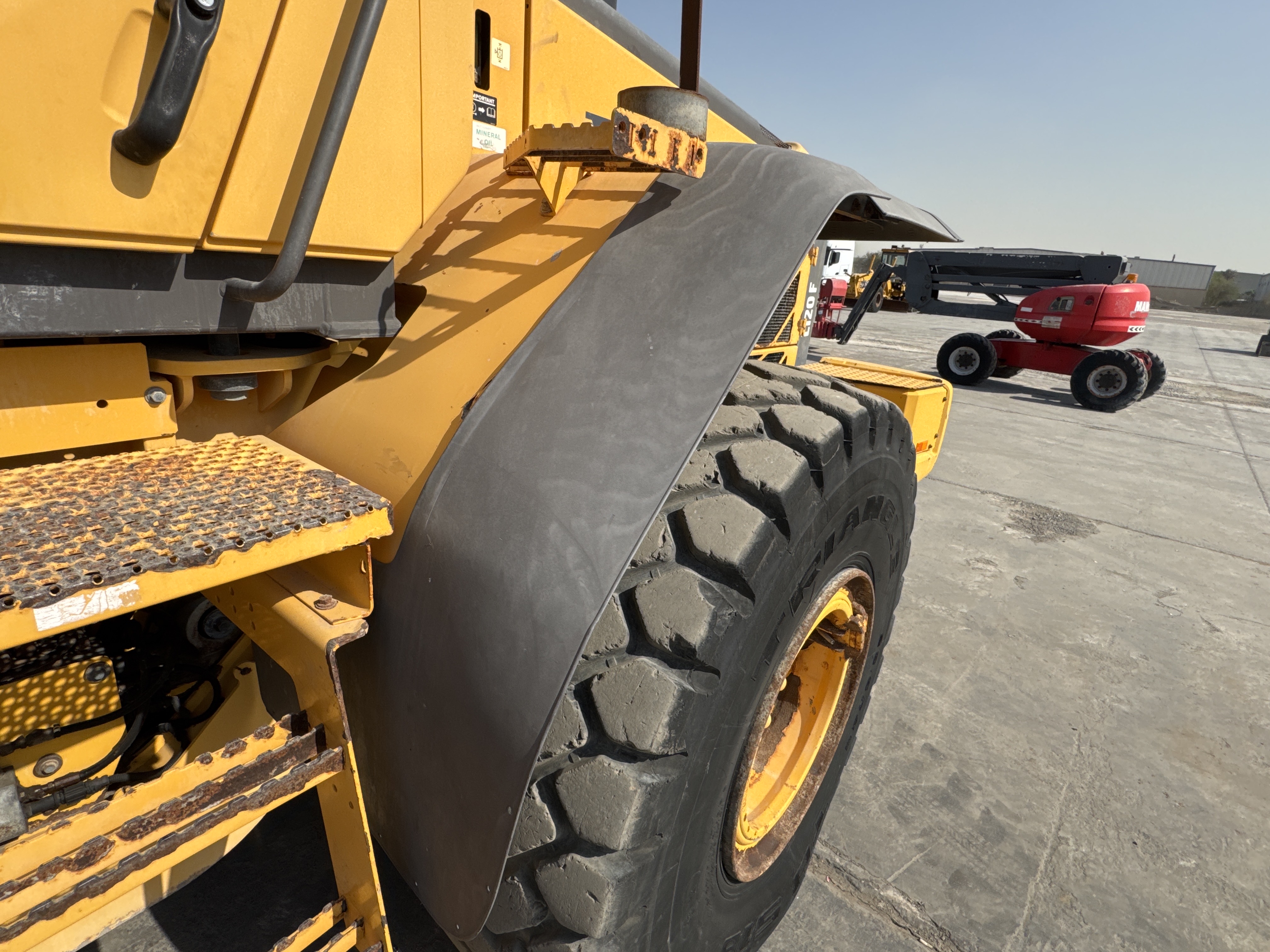 WHL-004-Volvo-L120F-Wheel-loaders-inspection-Structure-Sheet-metal-(fiberglass)-2