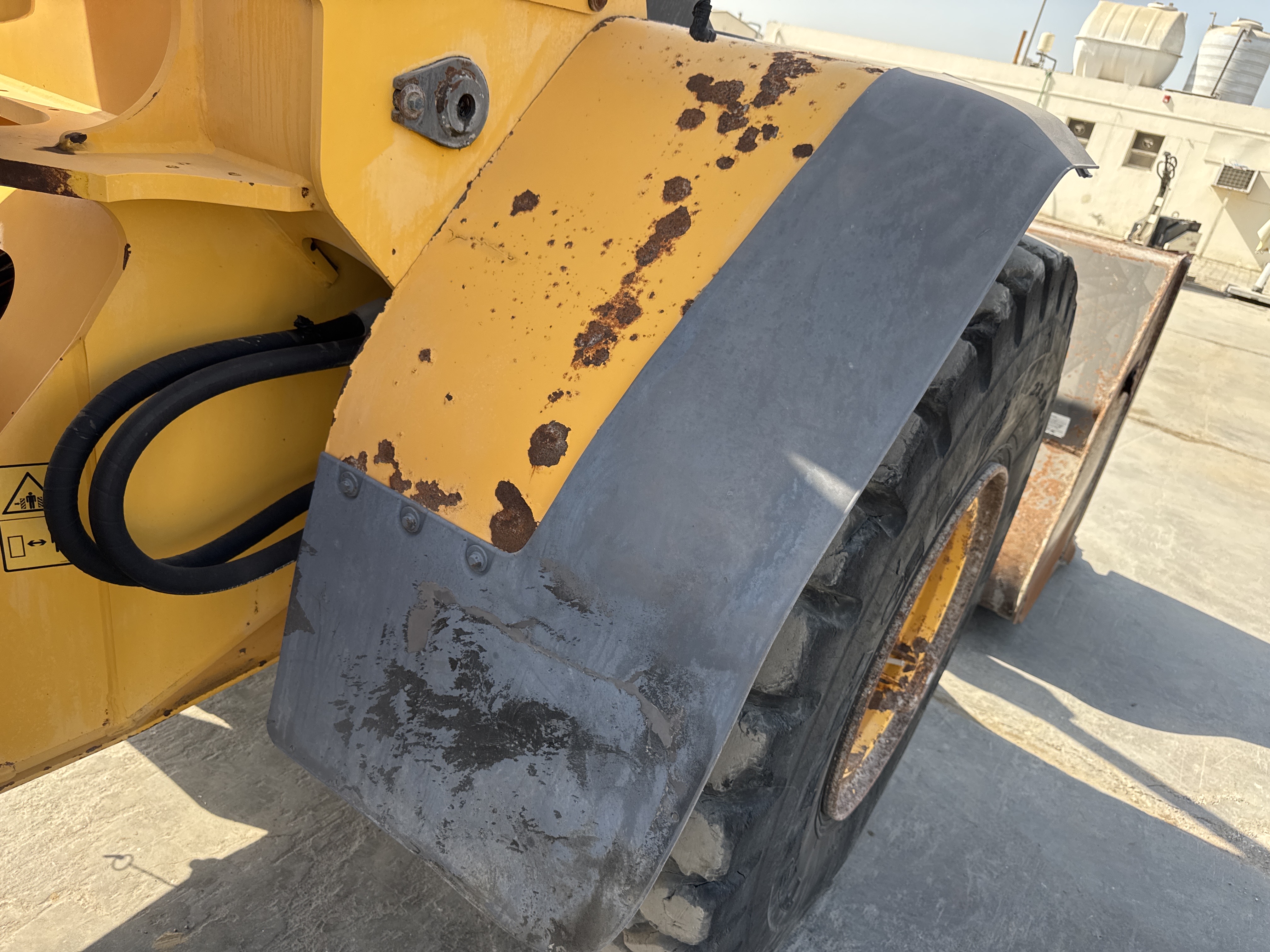 WHL-004-Volvo-L120F-Wheel-loaders-inspection-Structure-Sheet-metal-(fiberglass)-2