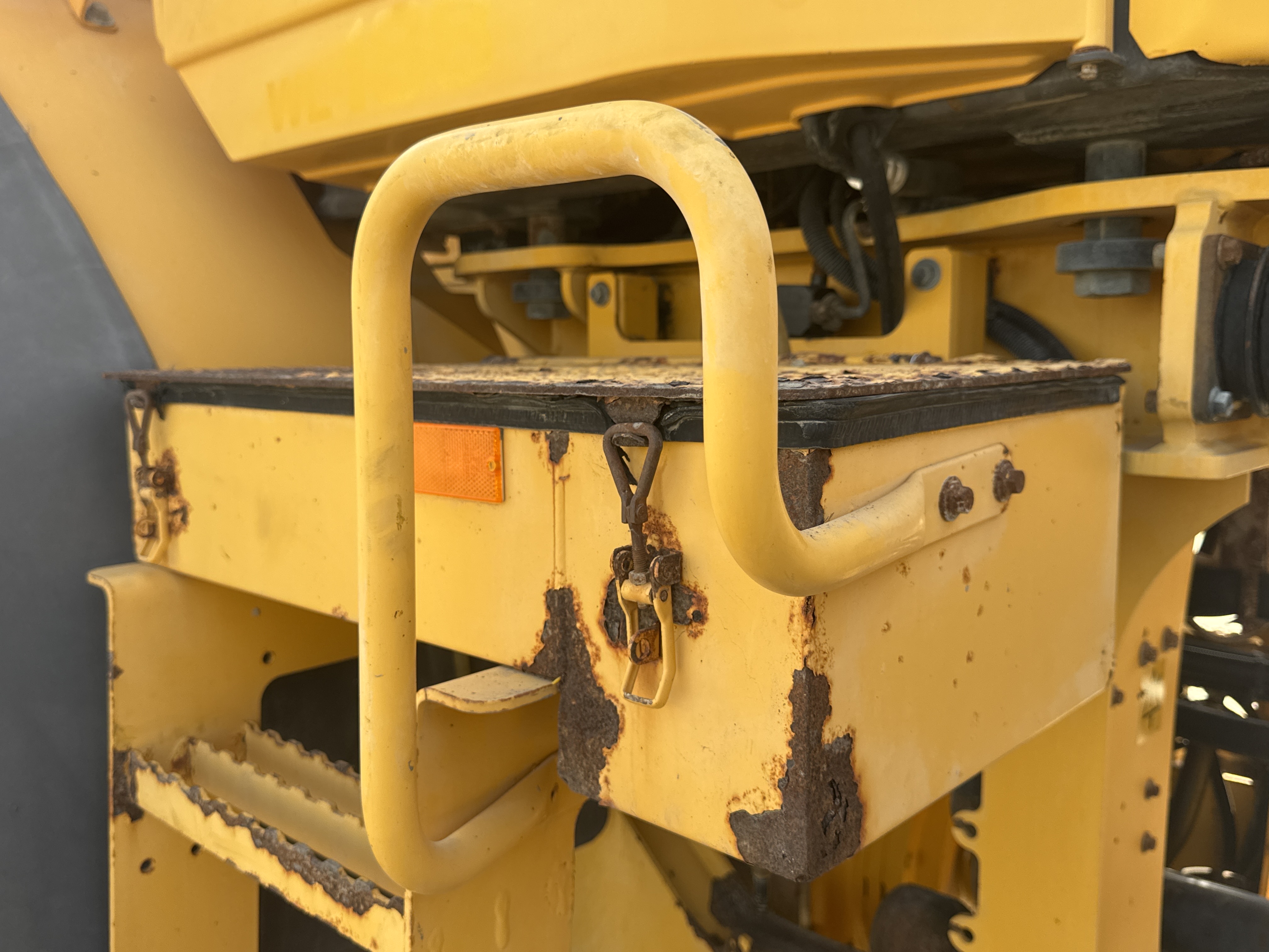 WHL-004-Volvo-L120F-Wheel-loaders-inspection-Structure-Handrails-2
