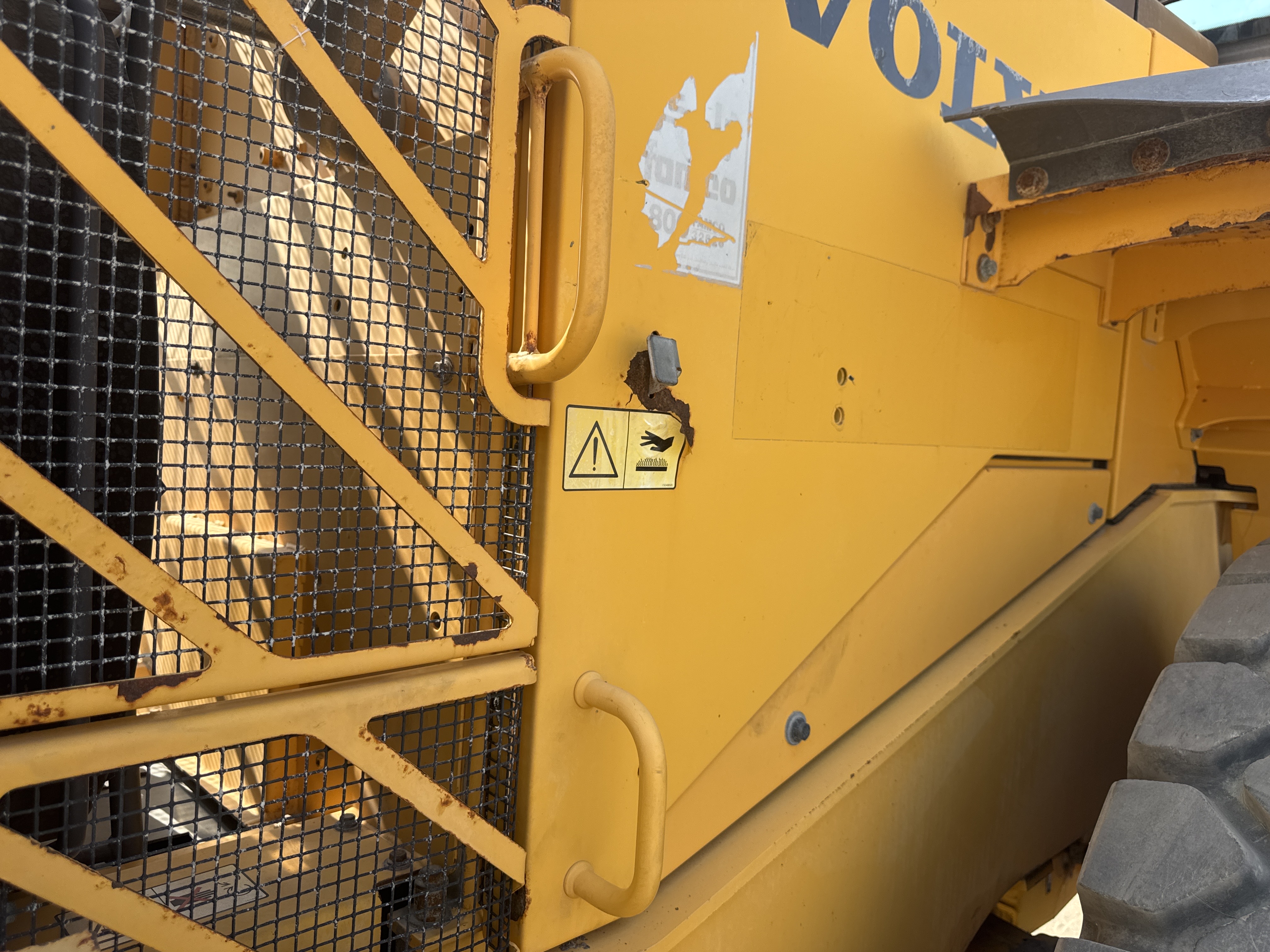 WHL-004-Volvo-L120F-Wheel-loaders-inspection-Structure-Handrails-2