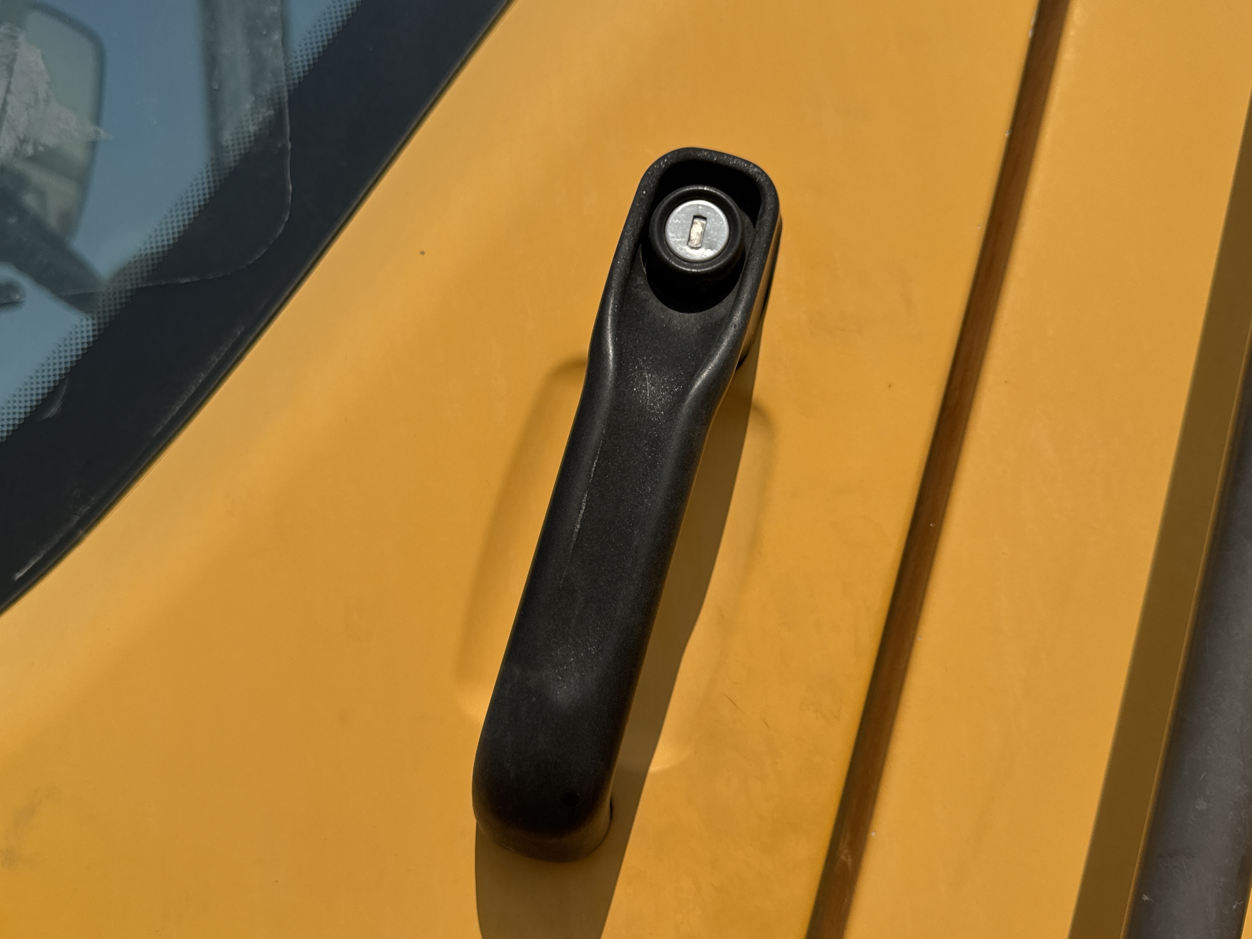 WHL-004-Volvo-L120F-Wheel-loaders-inspection-Cabin-Door-handles-2