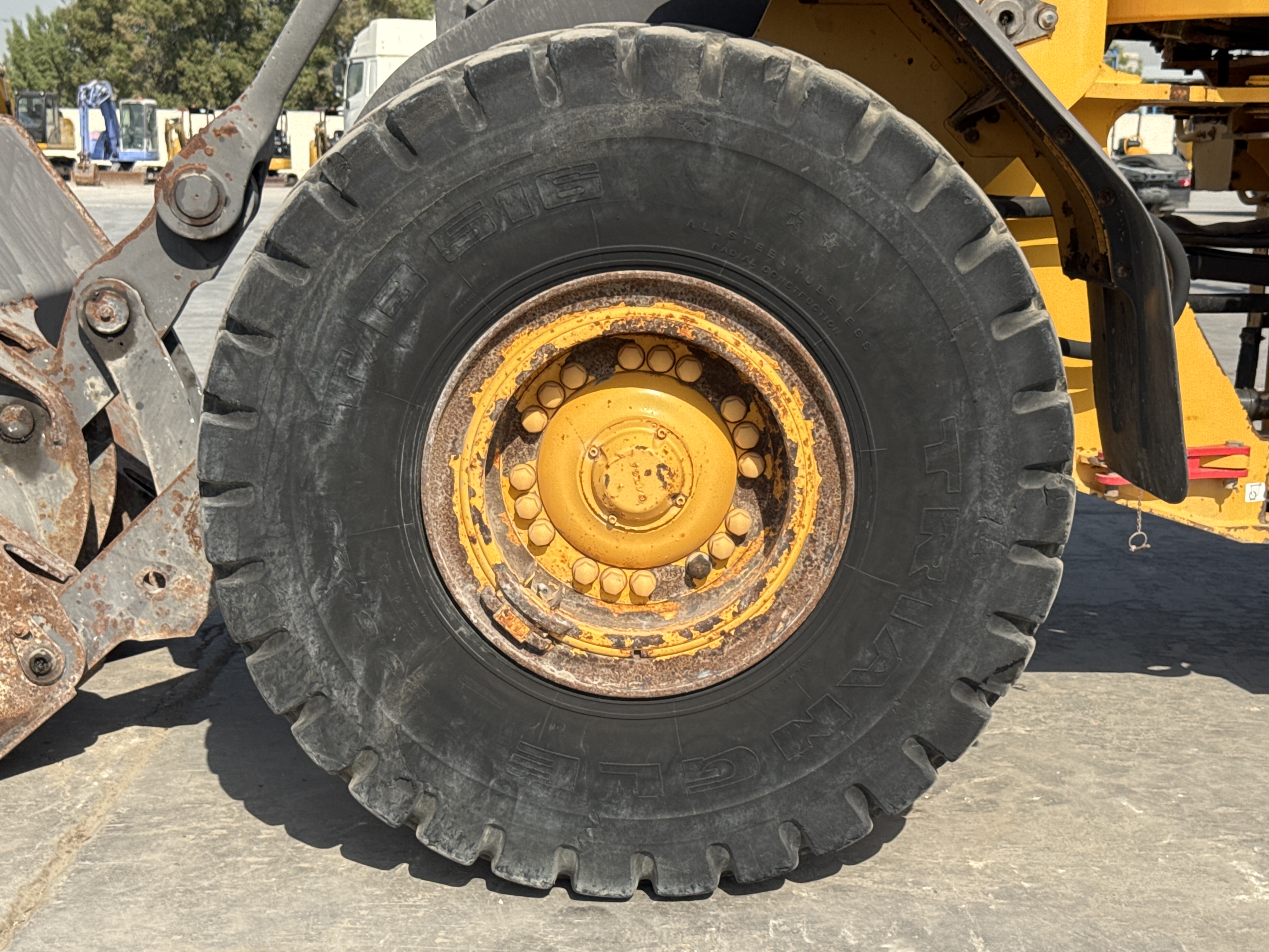 WHL-004-Volvo-L120F-Wheel-loaders-inspection-Chassis-Left-front-tire-/-wheel-hub---condition-2