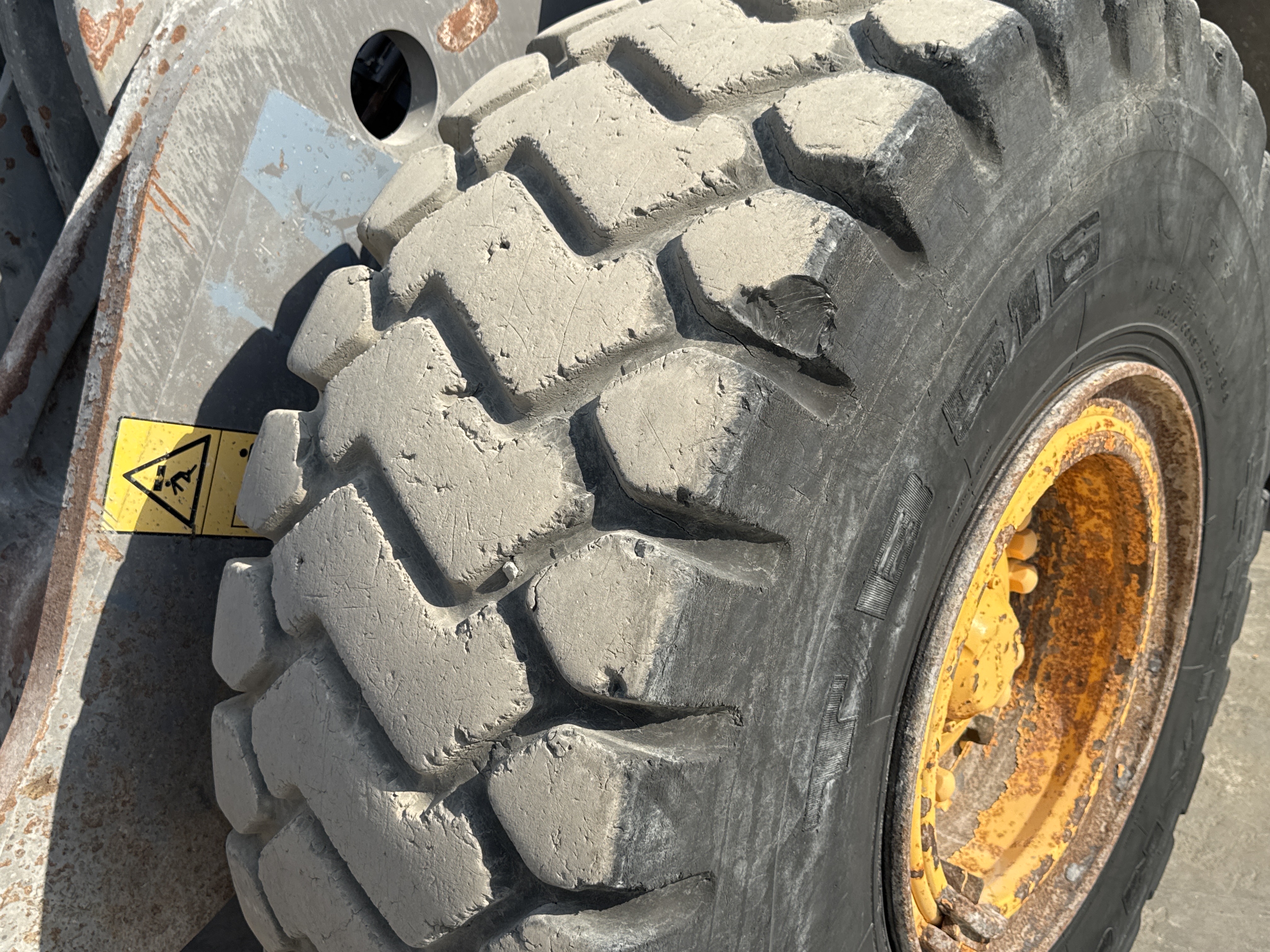 WHL-004-Volvo-L120F-Wheel-loaders-inspection-Chassis-Left-front-tire-/-wheel-hub---condition-2