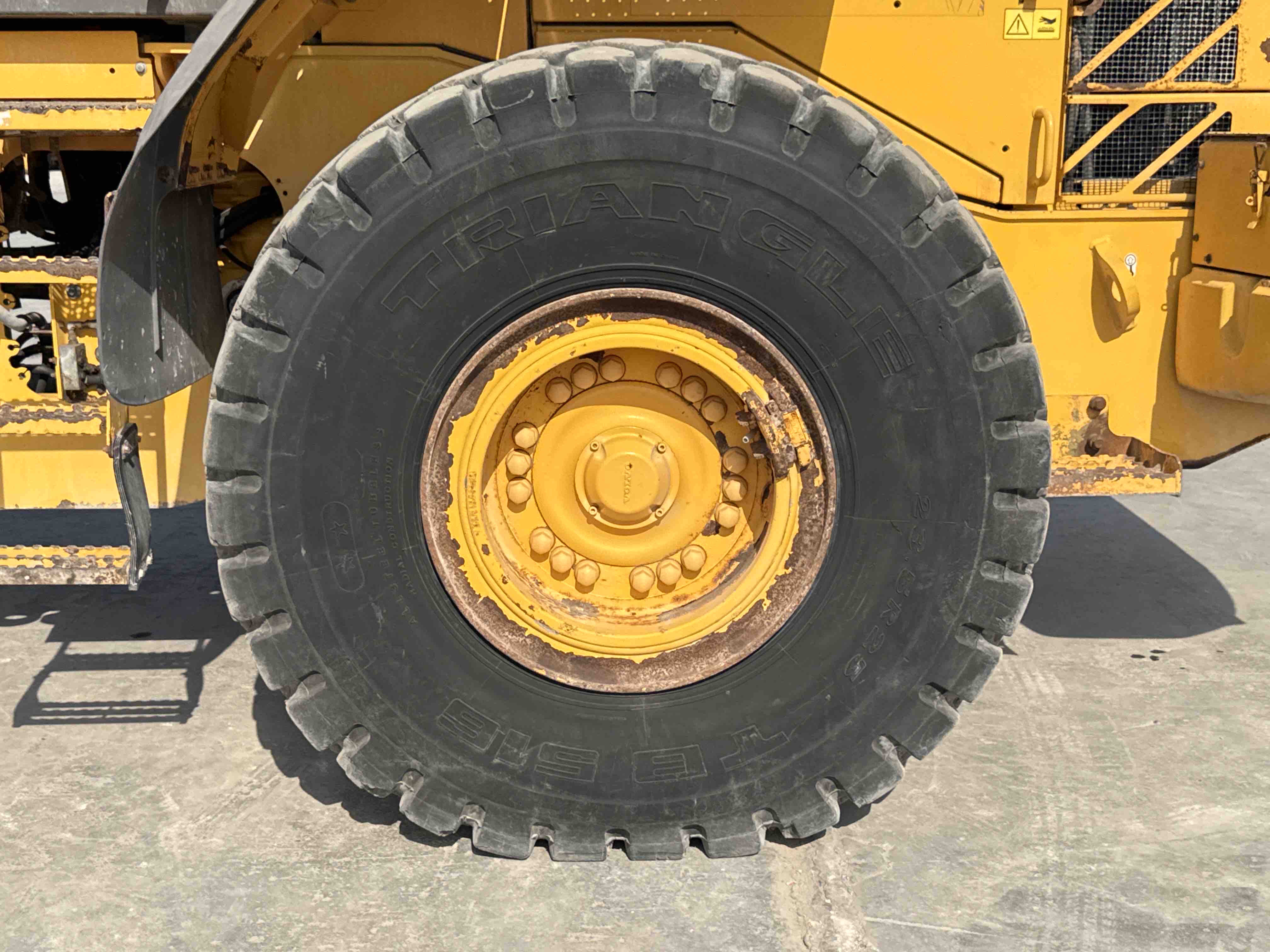 WHL-004-Volvo-L120F-Wheel-loaders-inspection-Chassis-Left-rear-tire-/-wheel-hub---condition-2